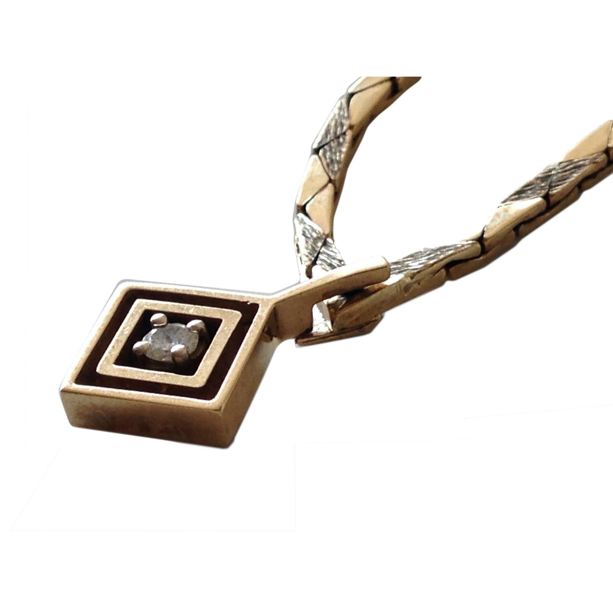 9ct 375 Vintage Collier de diamants au design géométrique
Daté de 1977

Entièrement poinçonné au dos du pendentif
par Goldsmiths CJ Limited
ainsi que 375 et une autre marque 
