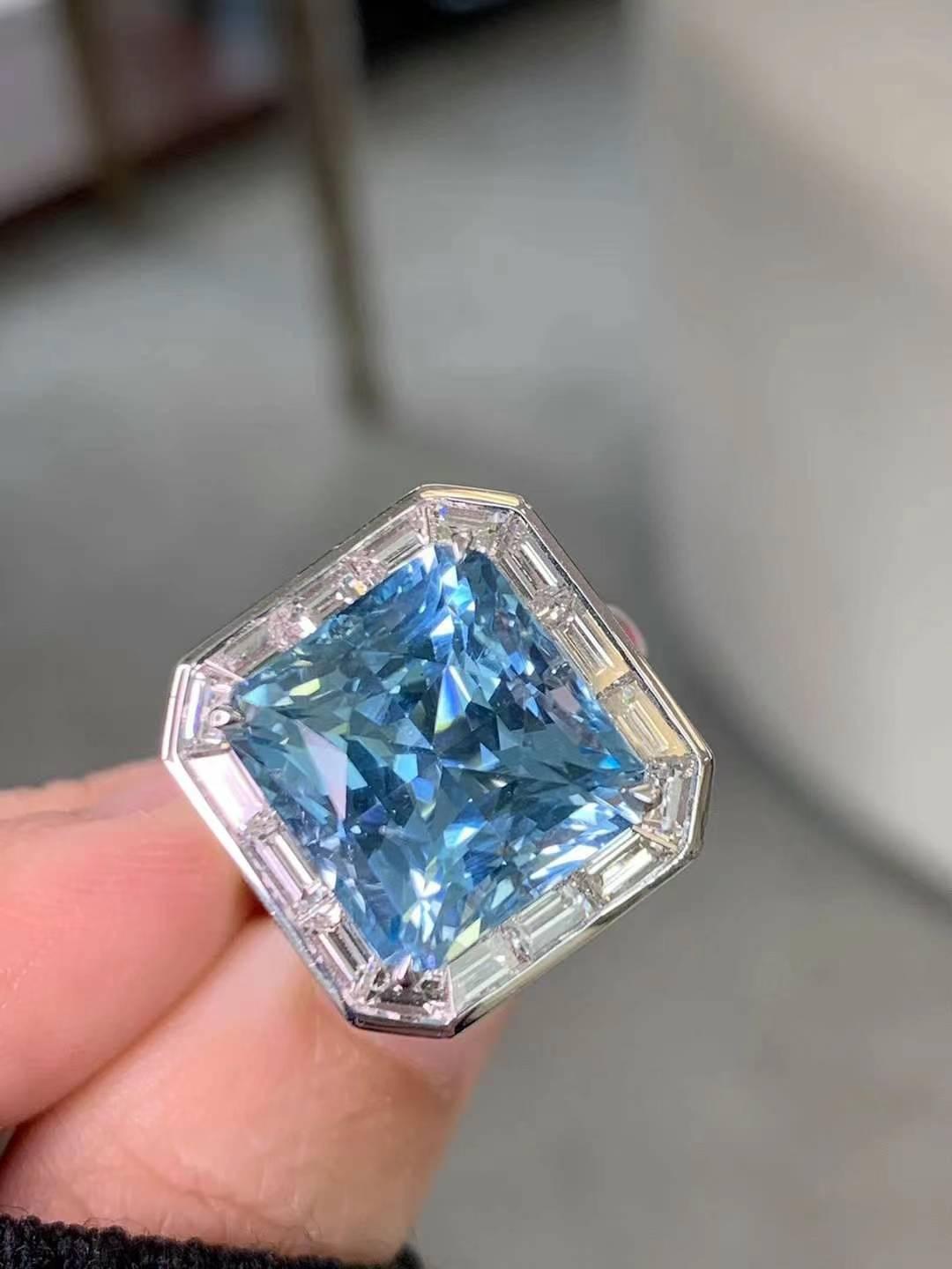 Scopri la versatilità e l'eleganza di questo splendido ciondolo ad anello convertibile con acquamarina 9ct e diamante bianco 2ct, realizzato in lussuoso oro bianco 18k. Questo squisito pezzo si trasforma senza soluzione di continuità da anello di