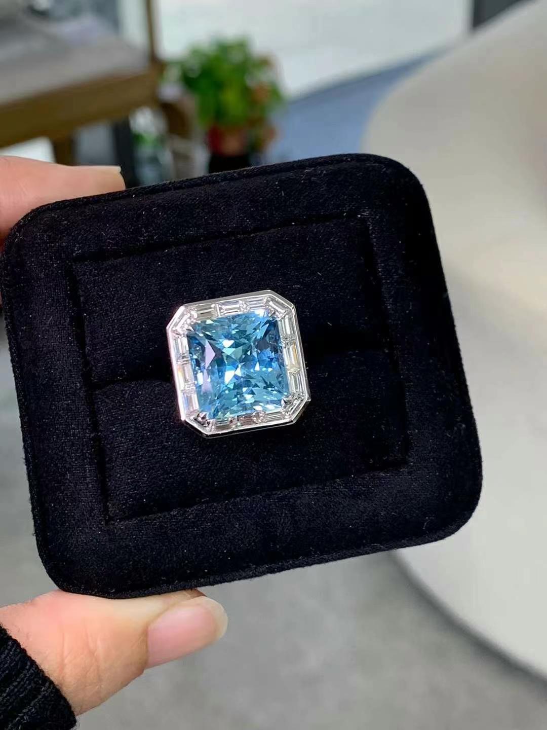 Taglio misto Ciondolo ad anello convertibile con acquamarina 9ct e diamante bianco 2ct in oro bianco 18k in vendita