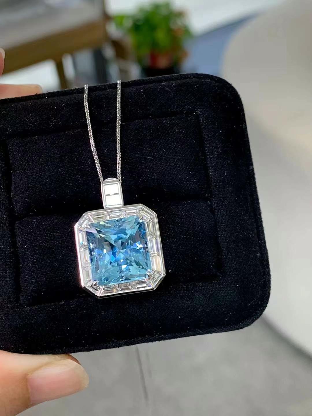 Donna Ciondolo ad anello convertibile con acquamarina 9ct e diamante bianco 2ct in oro bianco 18k in vendita