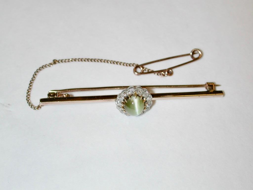 Edwardian 9ct Bar Brooch with Chrysoberyl Cats Eye & Diamond Surround in Centre, Circa 1900 For Sale