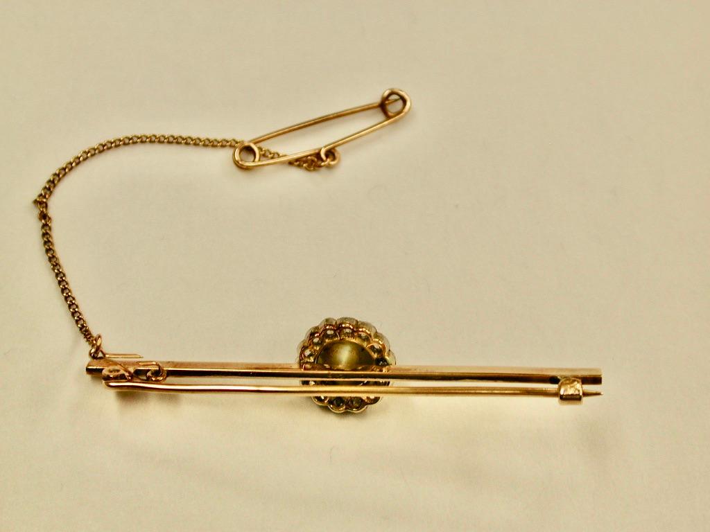 9ct Bar Brooch with Chrysoberyl Cats Eye & Diamond Surround in Centre, Circa 1900 In Good Condition For Sale In London, GB