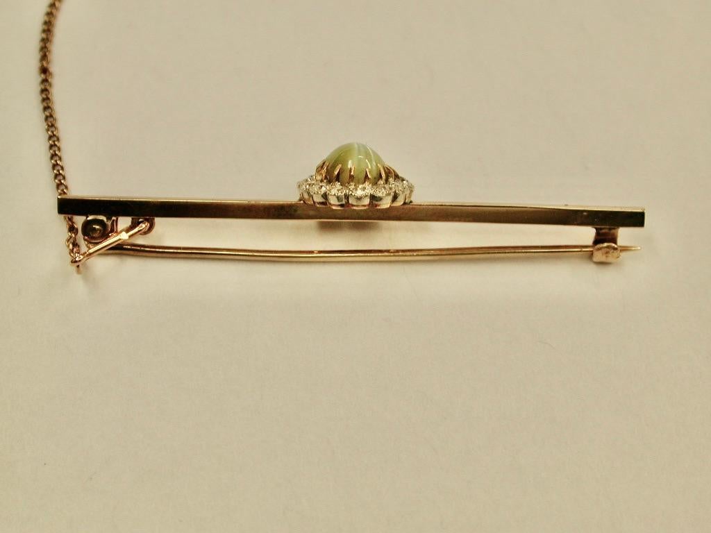 Women's 9ct Bar Brooch with Chrysoberyl Cats Eye & Diamond Surround in Centre, Circa 1900 For Sale
