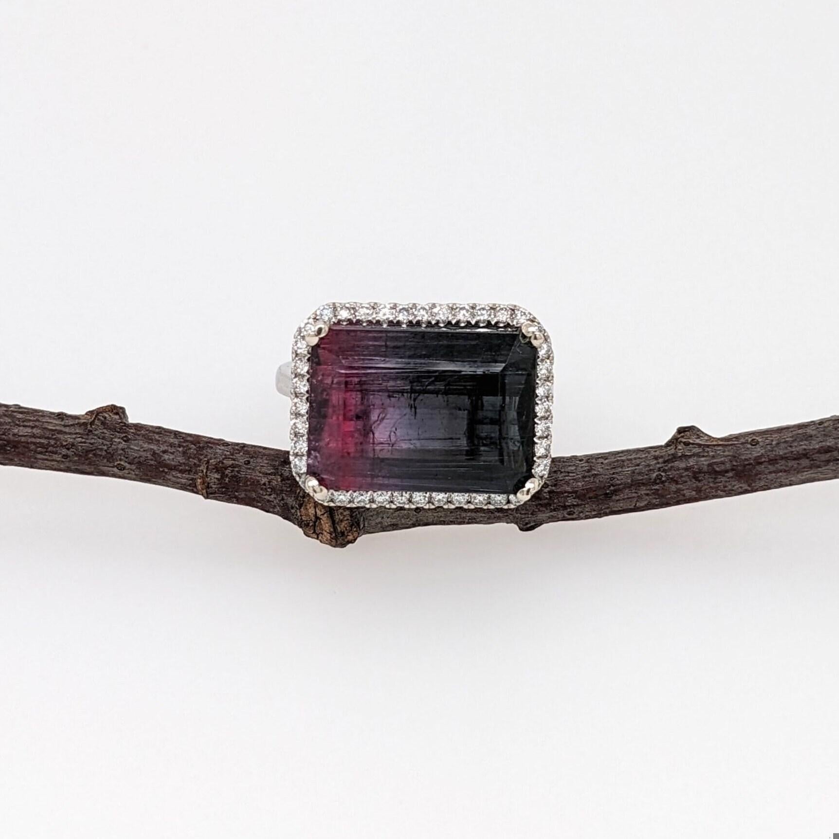 Wunderschöner zweifarbiger Turmalin mit satten rosa/violetten und schwarzen Farben, hervorgehoben durch einen Heiligenschein aus funkelnden Diamanten. Dieser Ring ist ein tolles Statement!

Spezifikationen:

Artikel Typ: Ring
Mittelstein: