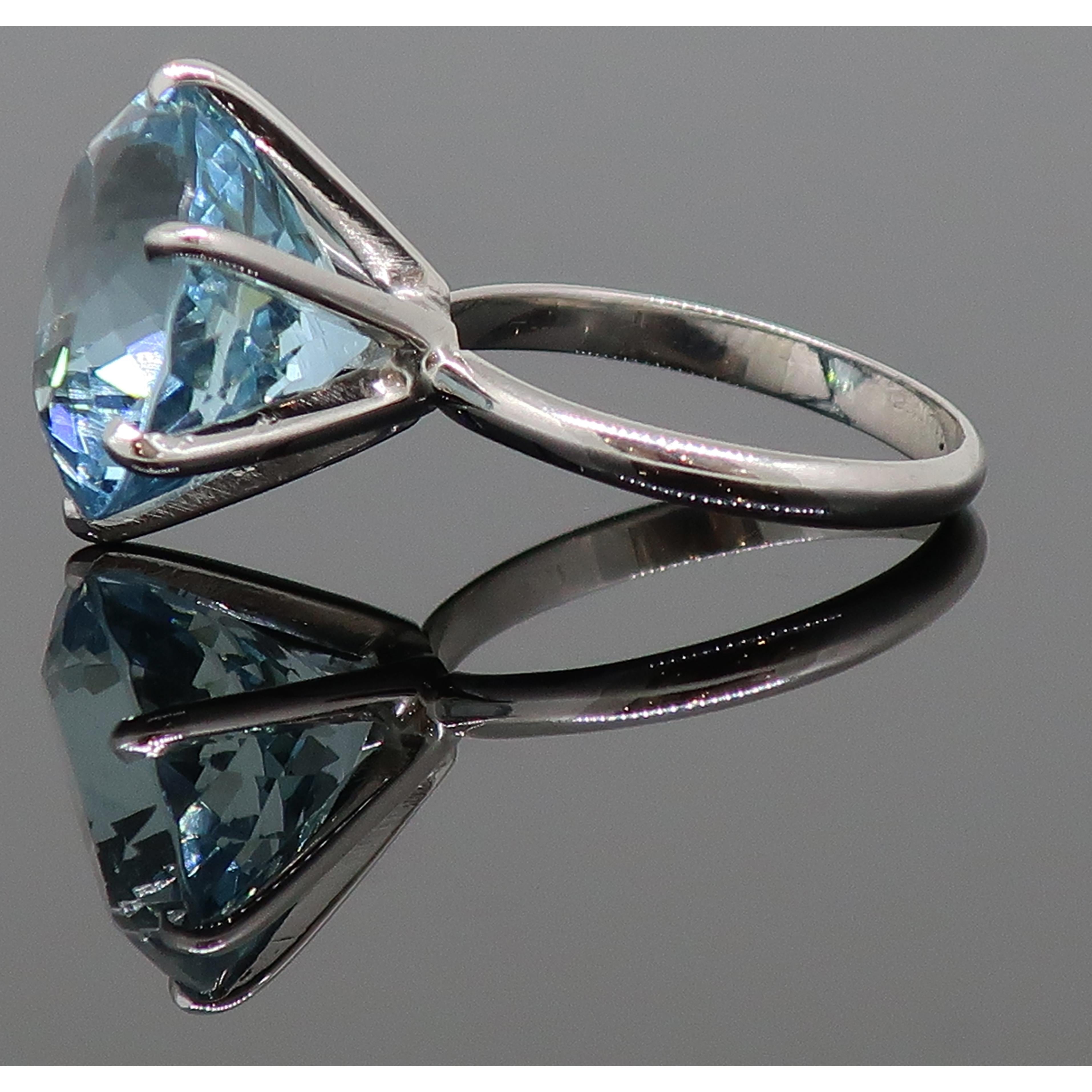 9 Karat Brillantschliff Aquamarin Solitär-Ring 18 Karat Weißgold im Zustand „Gut“ im Angebot in East Grinstead, GB