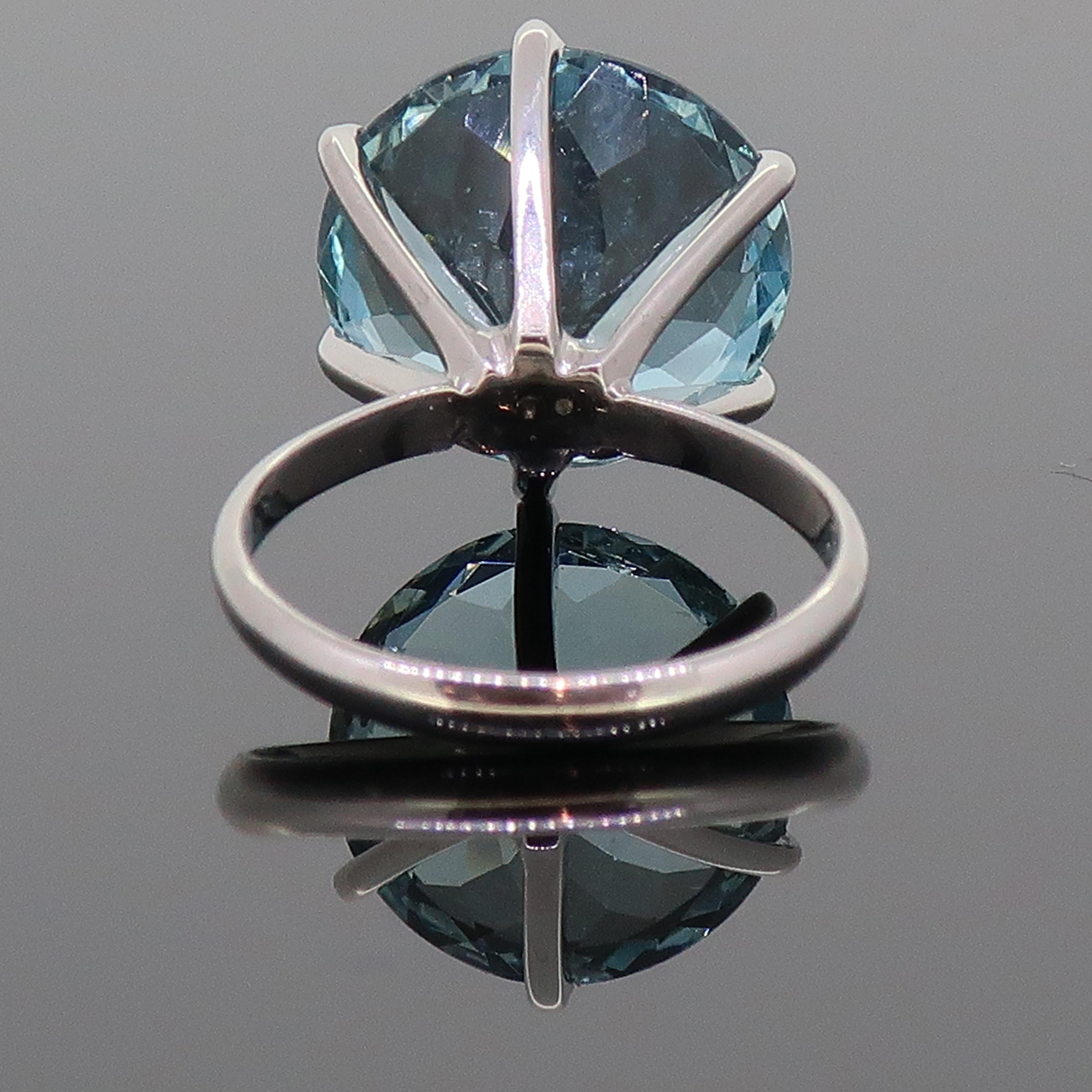 9 Karat Brillantschliff Aquamarin Solitär-Ring 18 Karat Weißgold Damen im Angebot