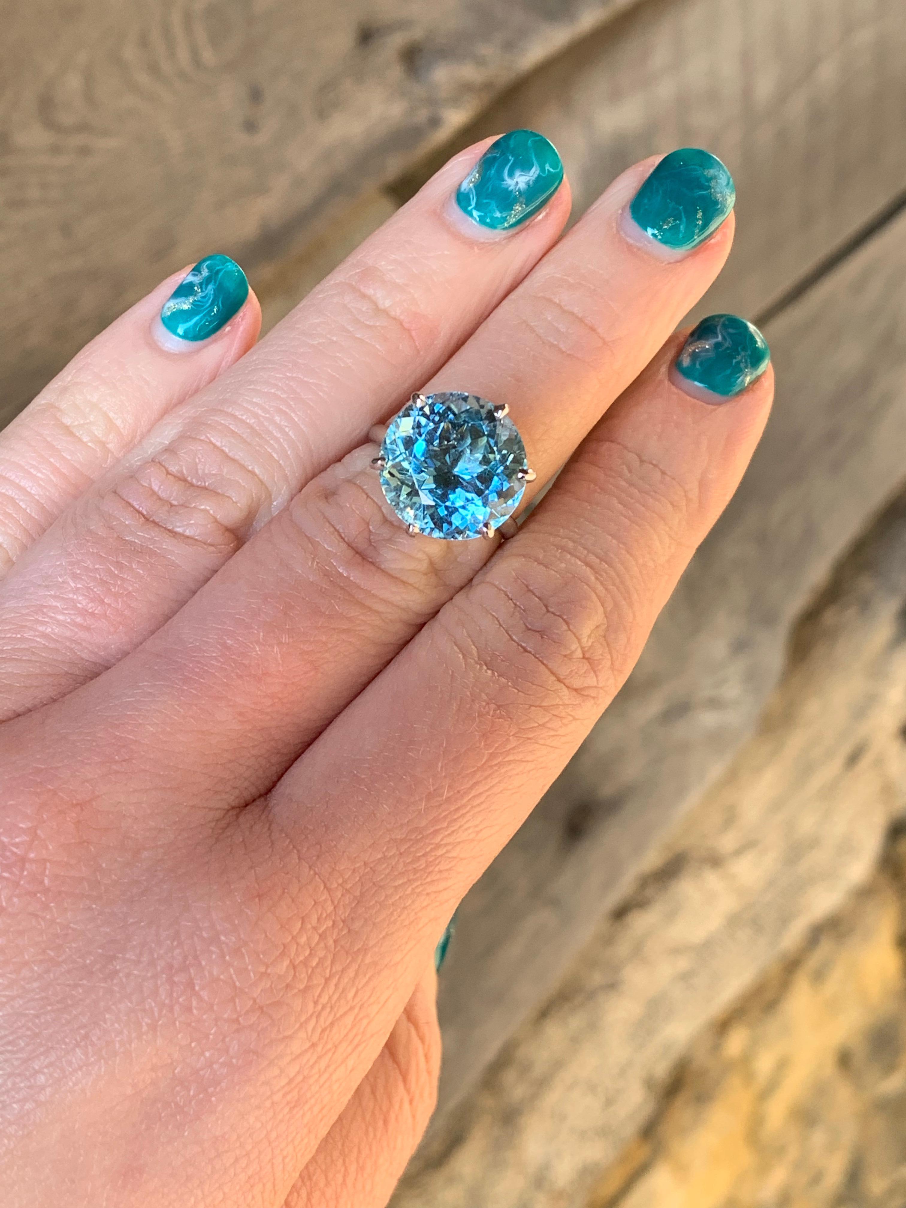 9 Karat Brillantschliff Aquamarin Solitär-Ring 18 Karat Weißgold im Angebot 2