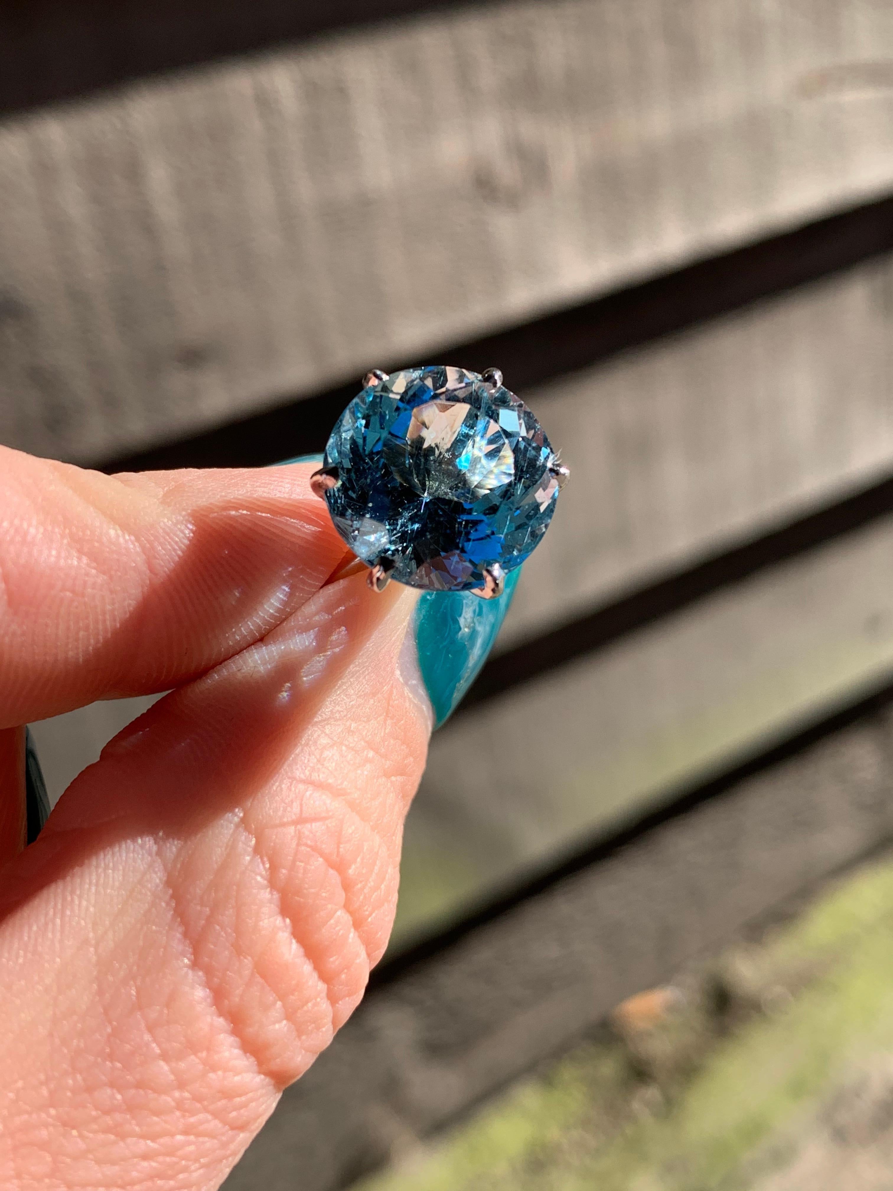 9 Karat Brillantschliff Aquamarin Solitär-Ring 18 Karat Weißgold im Angebot 3