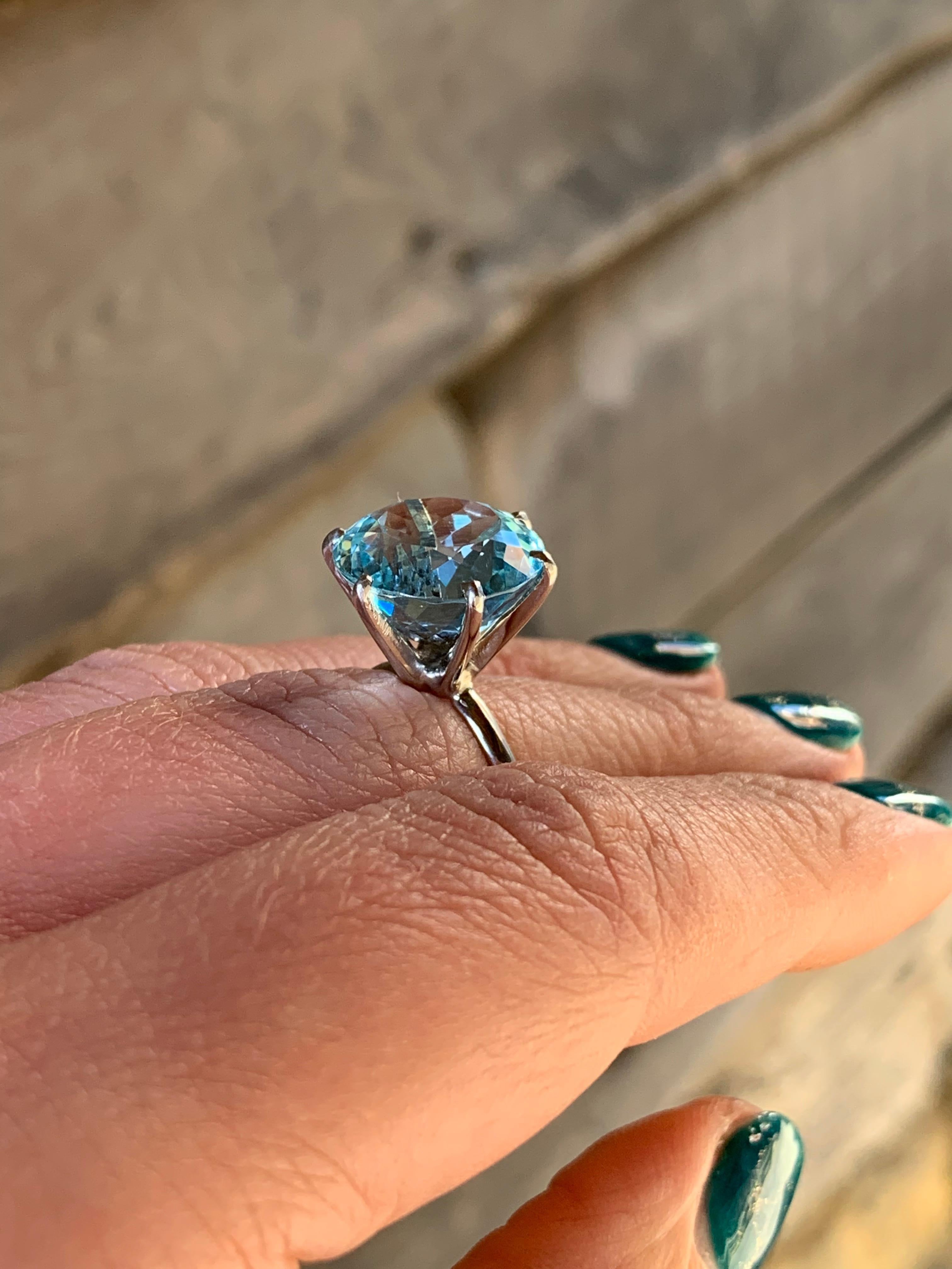 9 Karat Brillantschliff Aquamarin Solitär-Ring 18 Karat Weißgold im Angebot 4