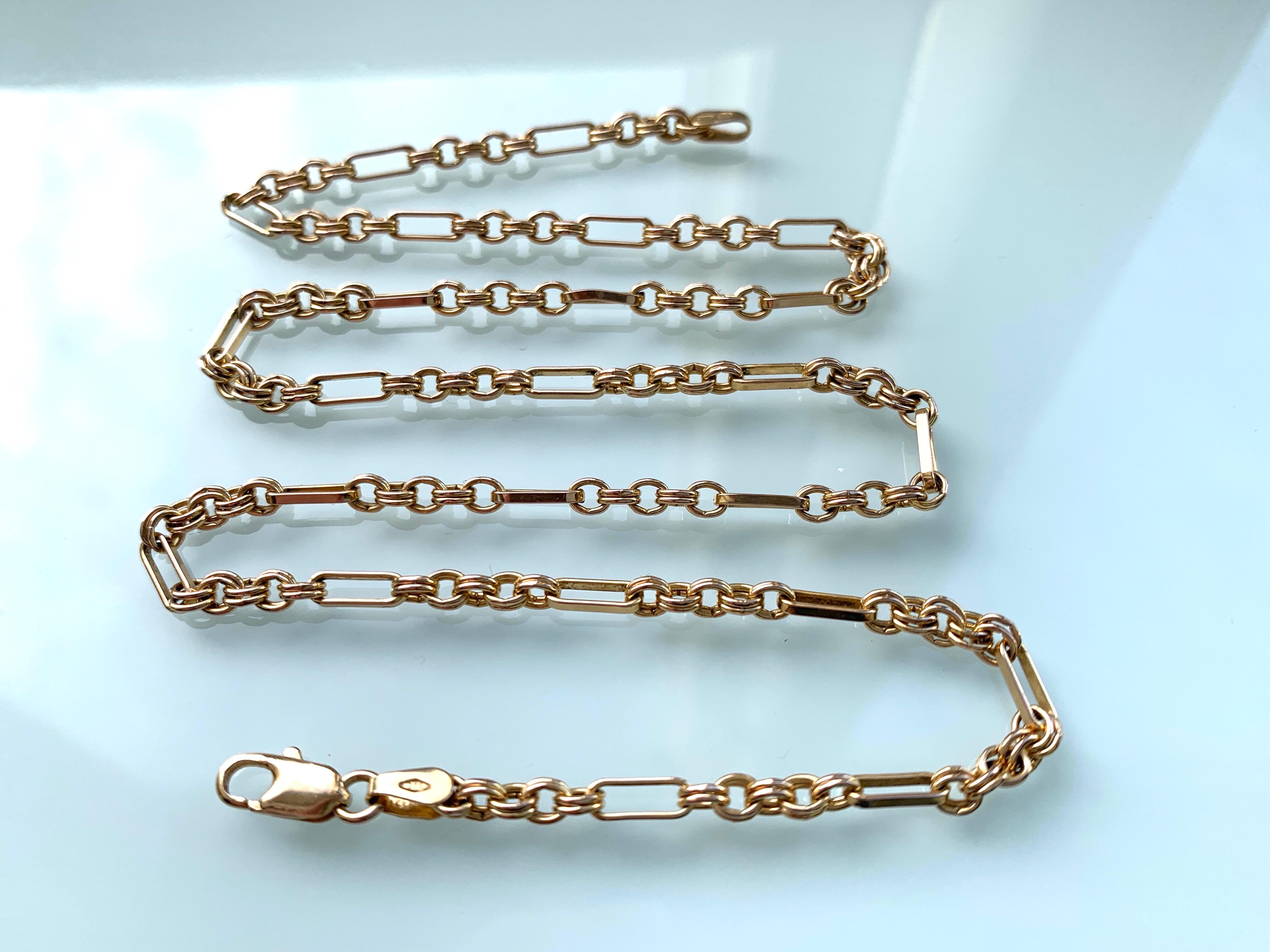Vintage 9ct Gold Necklace 
By Italian Goldsmiths Unoaerre
Stamped Italian Province mark 
& Unoaerre mark with 375 in lozenge.
total weight of chain  9.79 grammes