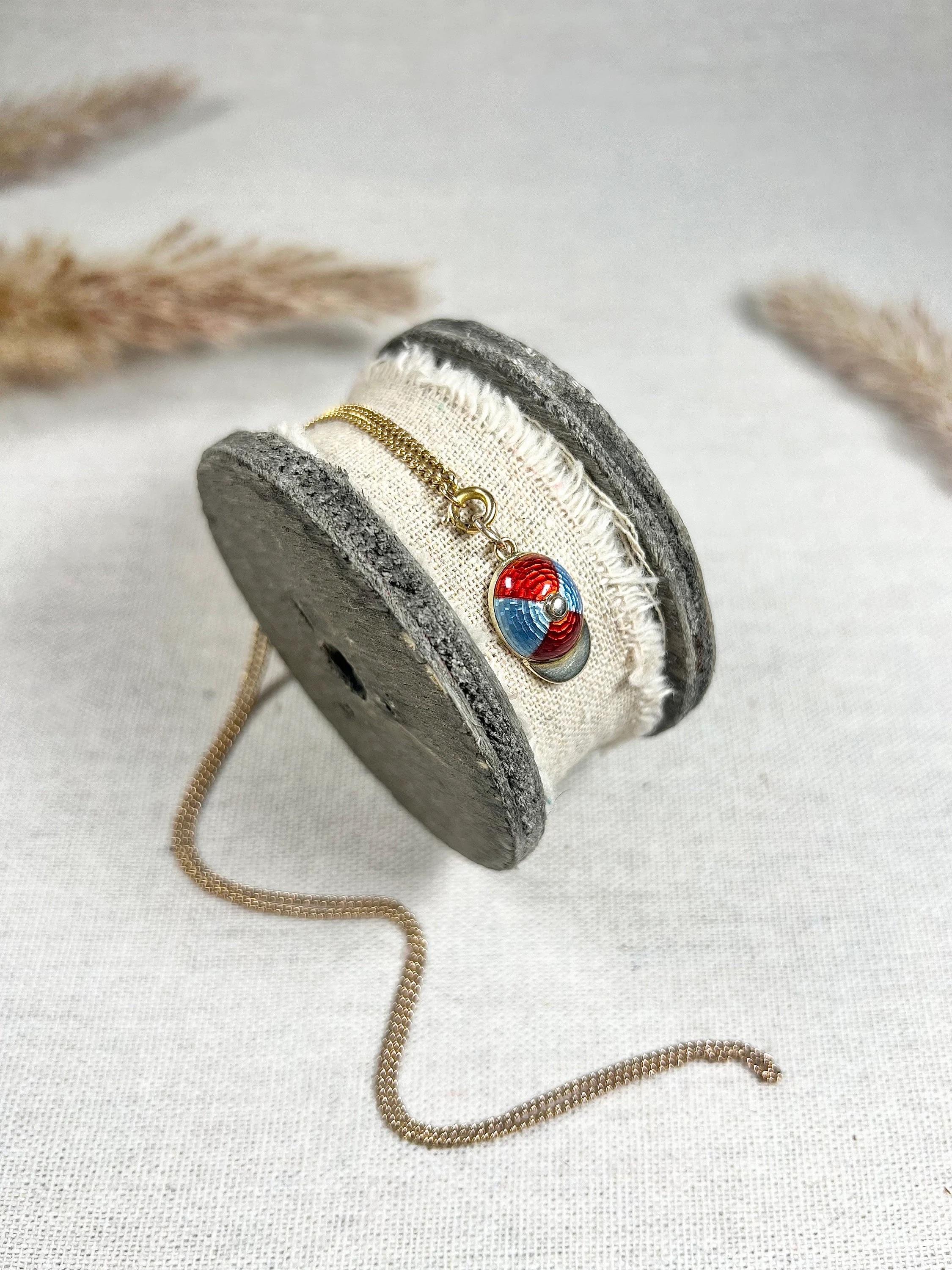 9ct Gold 1960 London Hallmarked Claret & Blue Enamel Jockey's Riding Cap Pendant For Sale 6