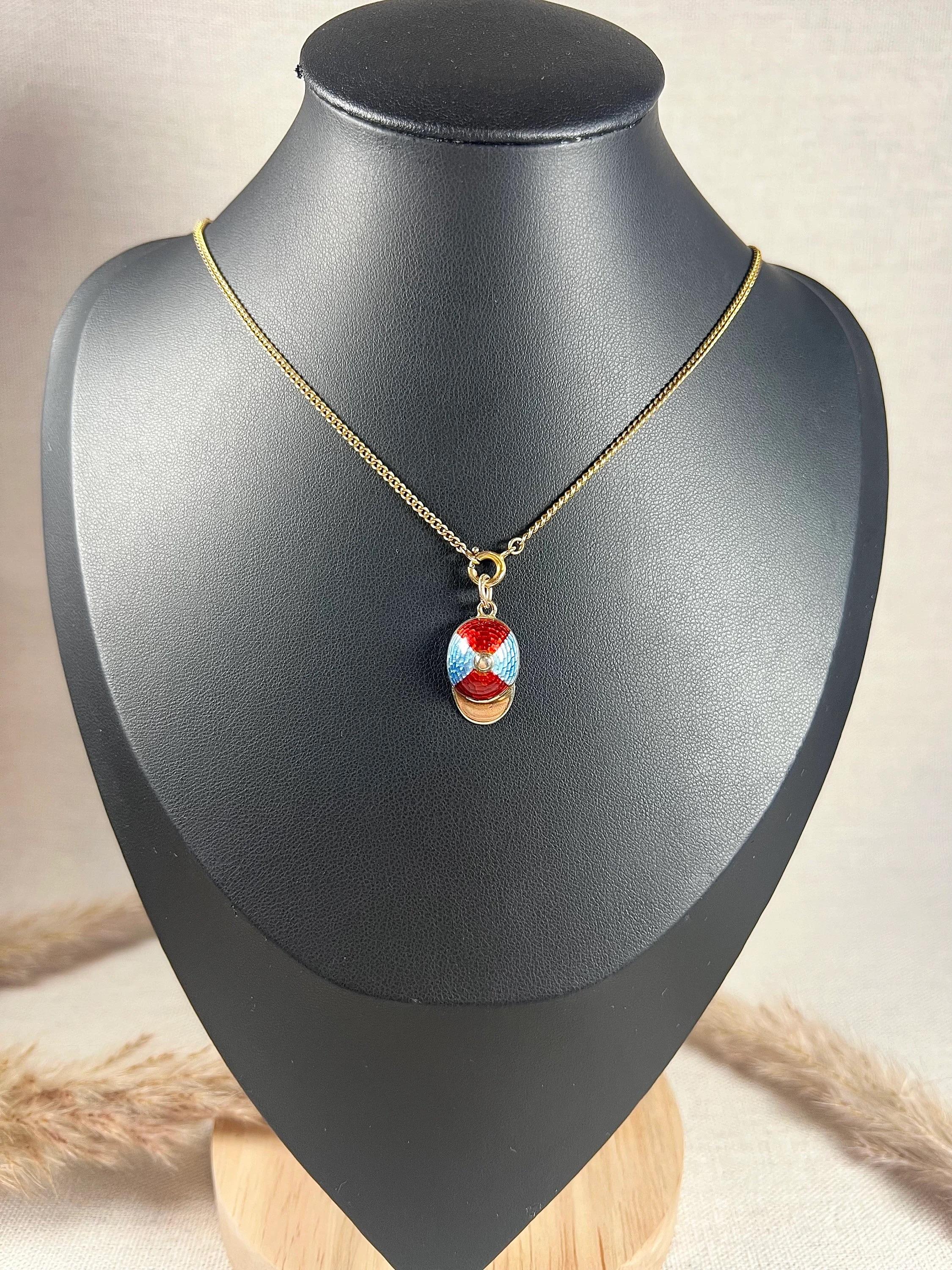 Vintage Jockey's Cap Pendant

9ct Gold Stamped

Hallmarked London 1960

This stunning 9ct gold jockey's cap pendant is a real treasure for those who appreciate vintage jewellery. Adorned with beautiful claret and blue-coloured enamel, the pendant is