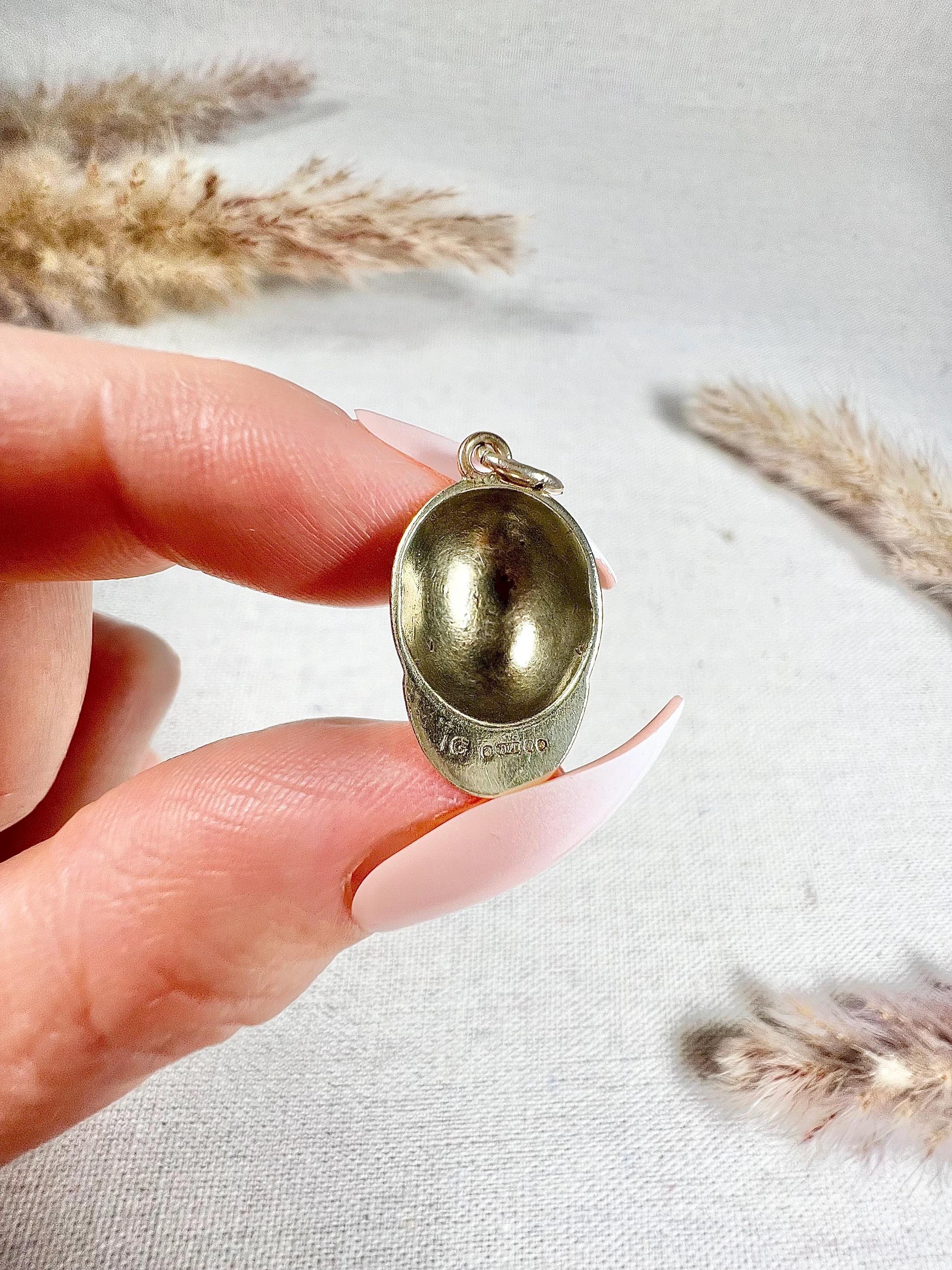 9ct Gold 1960 London Hallmarked Claret & Blue Enamel Jockey's Riding Cap Pendant For Sale 1