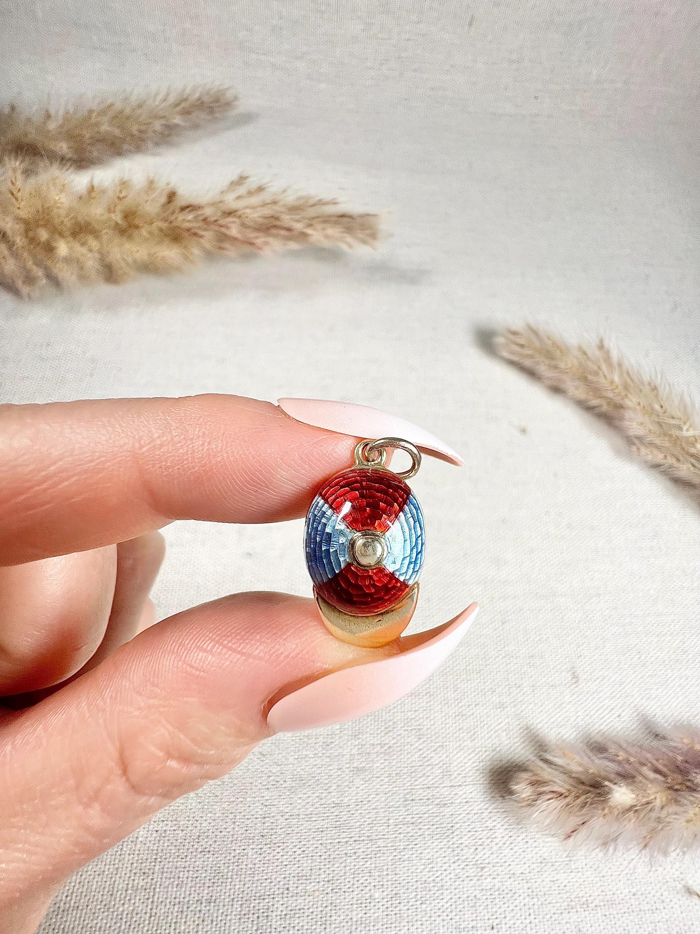 9ct Gold 1960 London Hallmarked Claret & Blue Enamel Jockey's Riding Cap Pendant For Sale 2