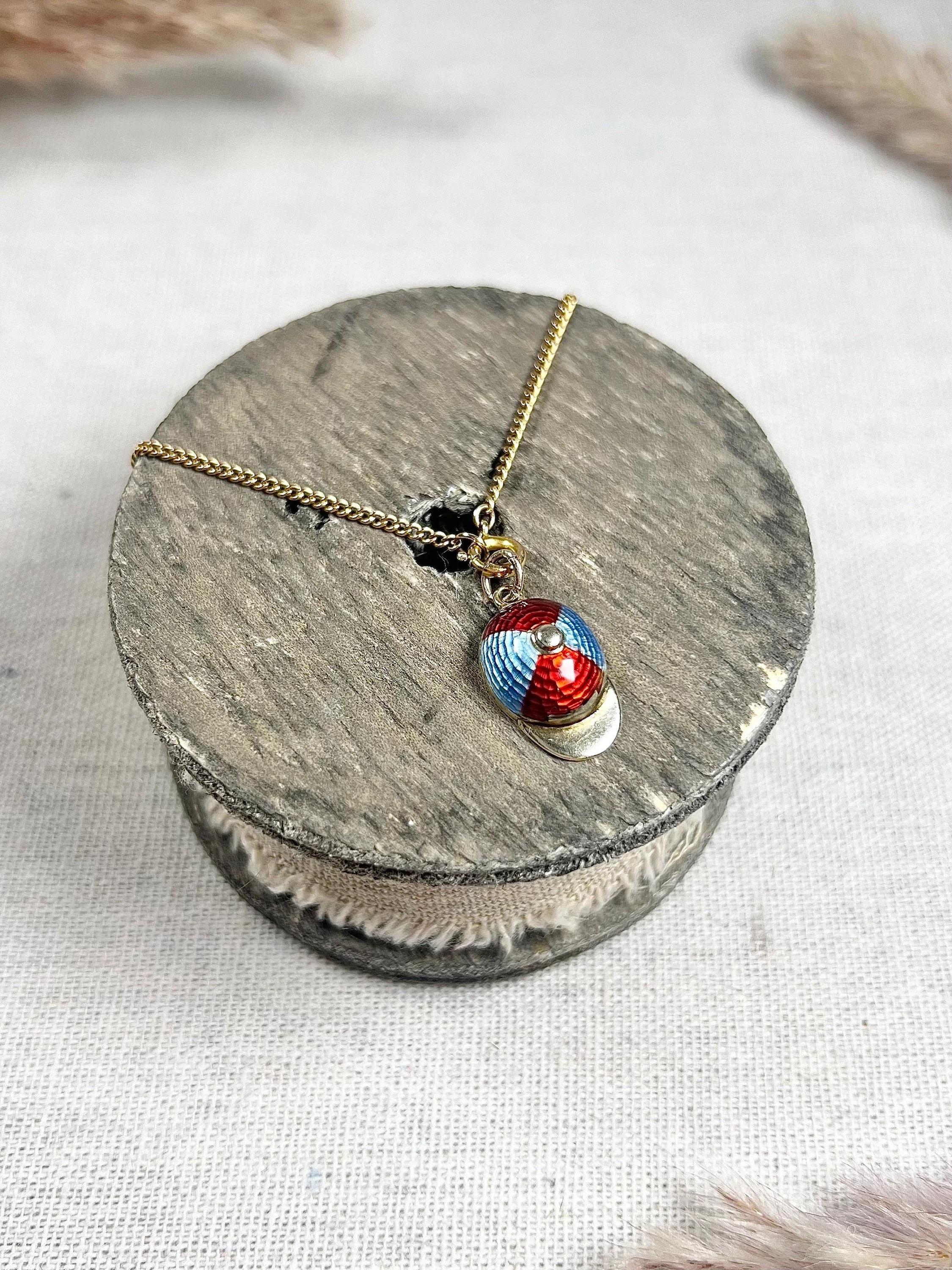 9ct Gold 1960 London Hallmarked Claret & Blue Enamel Jockey's Riding Cap Pendant For Sale 3