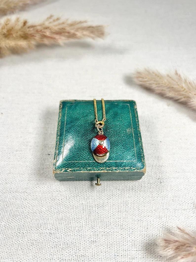 9ct Gold 1960 London Hallmarked Claret & Blue Enamel Jockey's Riding Cap Pendant For Sale 5