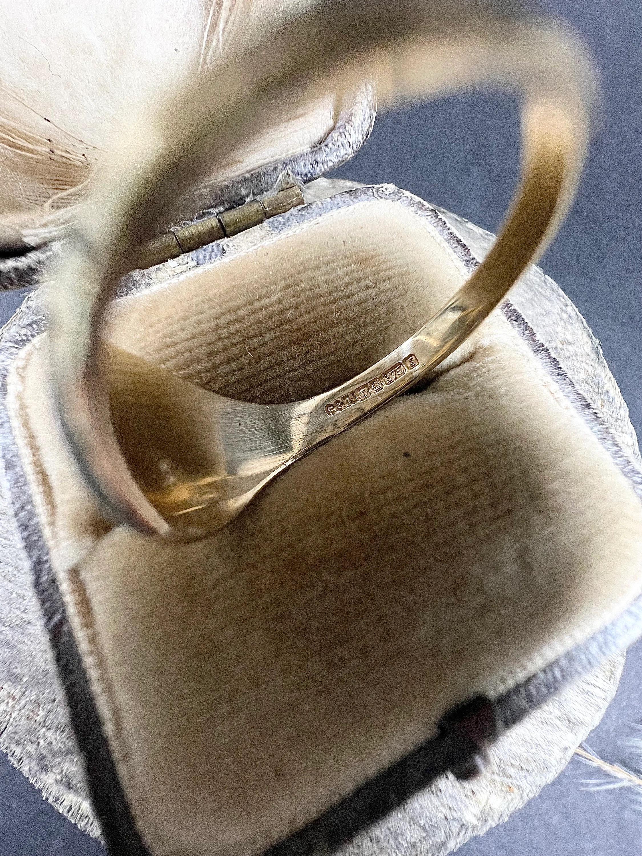 9ct Gold 1990s Sheffield Hallmarked Oval Signet Ring with Star Set Diamond 6