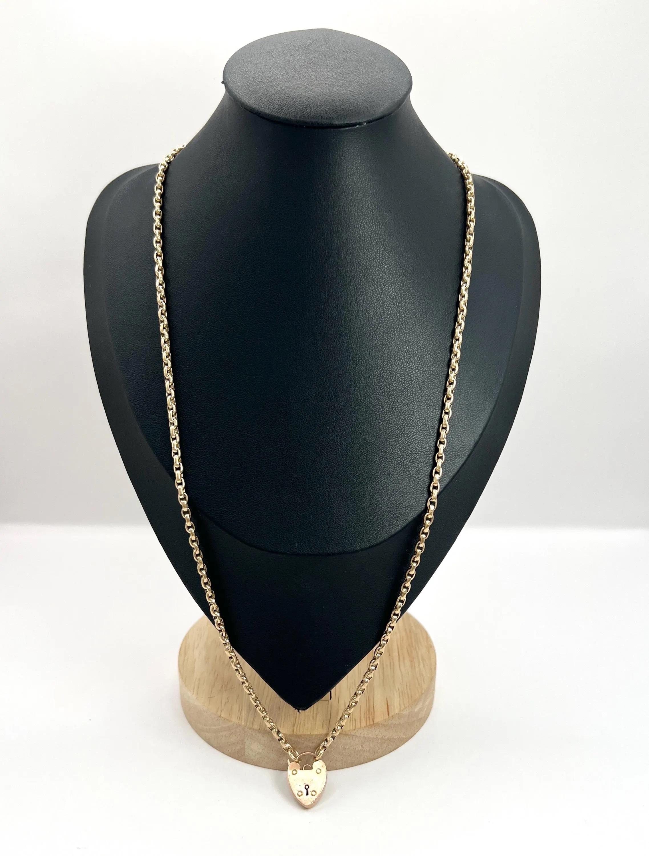 Candado Antiguo Cadena Belcher

Oro rosa 9ct

Con matasellos de Birmingham 1901

Marca del fabricante E W & S  

Esta impresionante cadena belcher eduardiana facetada está fabricada en oro rosa de 9 ct, con un tono cálido y lujoso. El intrincado