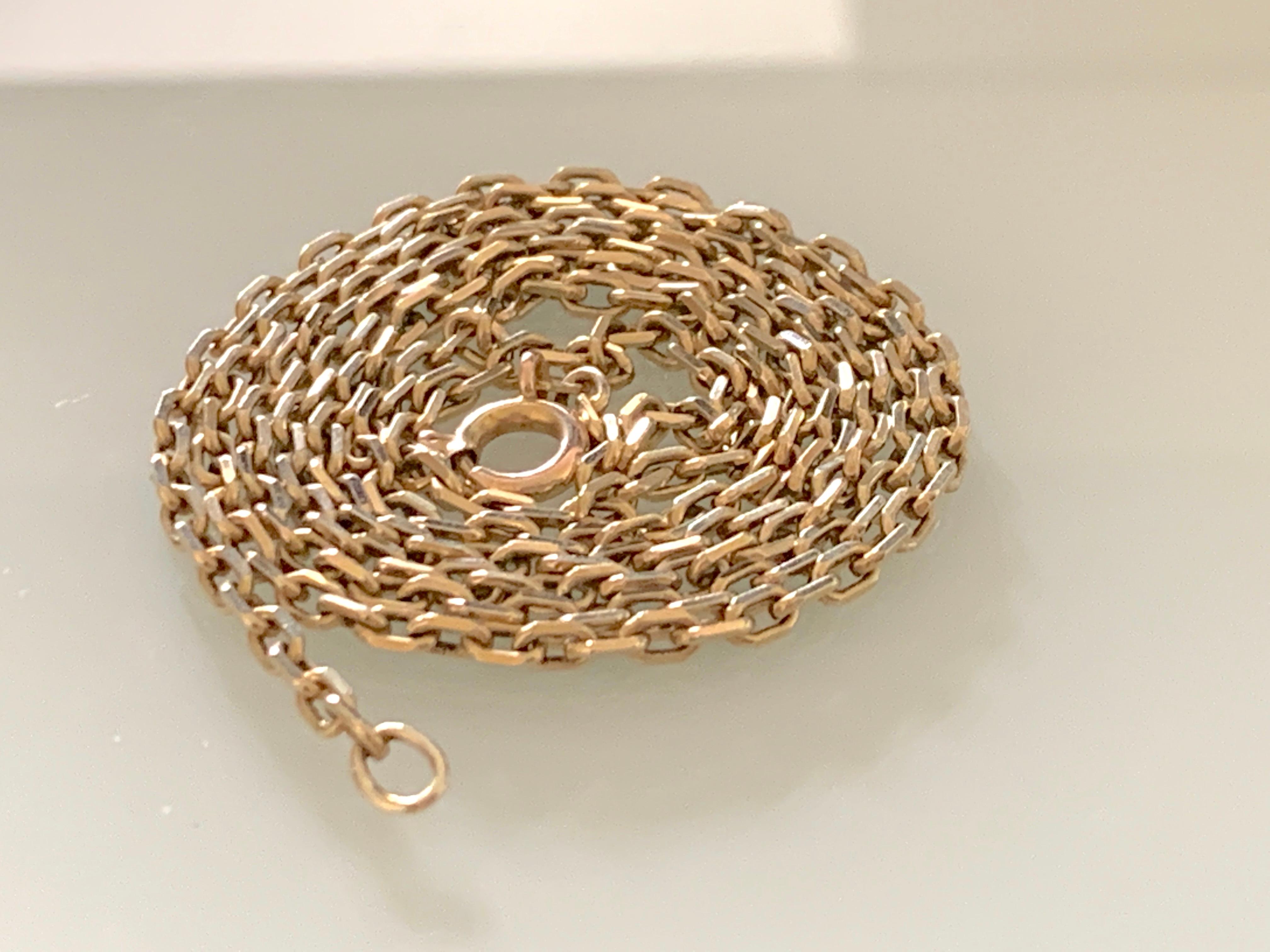 Hohe Qualität
9 Karat Gold Vintage Kette
Sechseckige feste Verbindungen
Vollständig gestempelt auf dem Endring
und gestempelt 9ct auf der Endplakette in der Nähe des Bolzenrings
Bitte sehen Sie sich die Bilder an.
Länge der Kette ist 24 Zoll
Gewicht