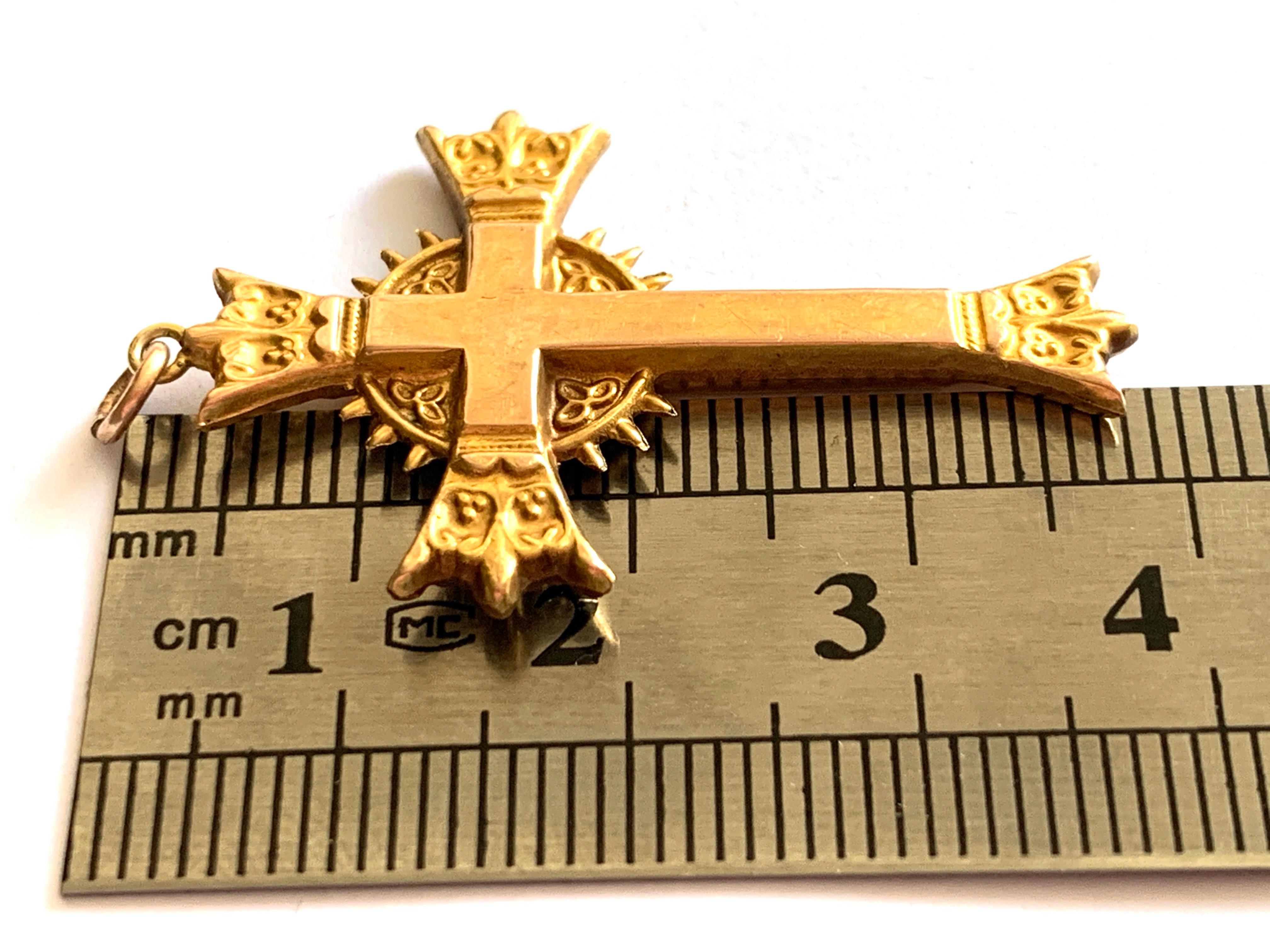 Antikes dekoratives Kruzifix aus 9 Karat Gold 1