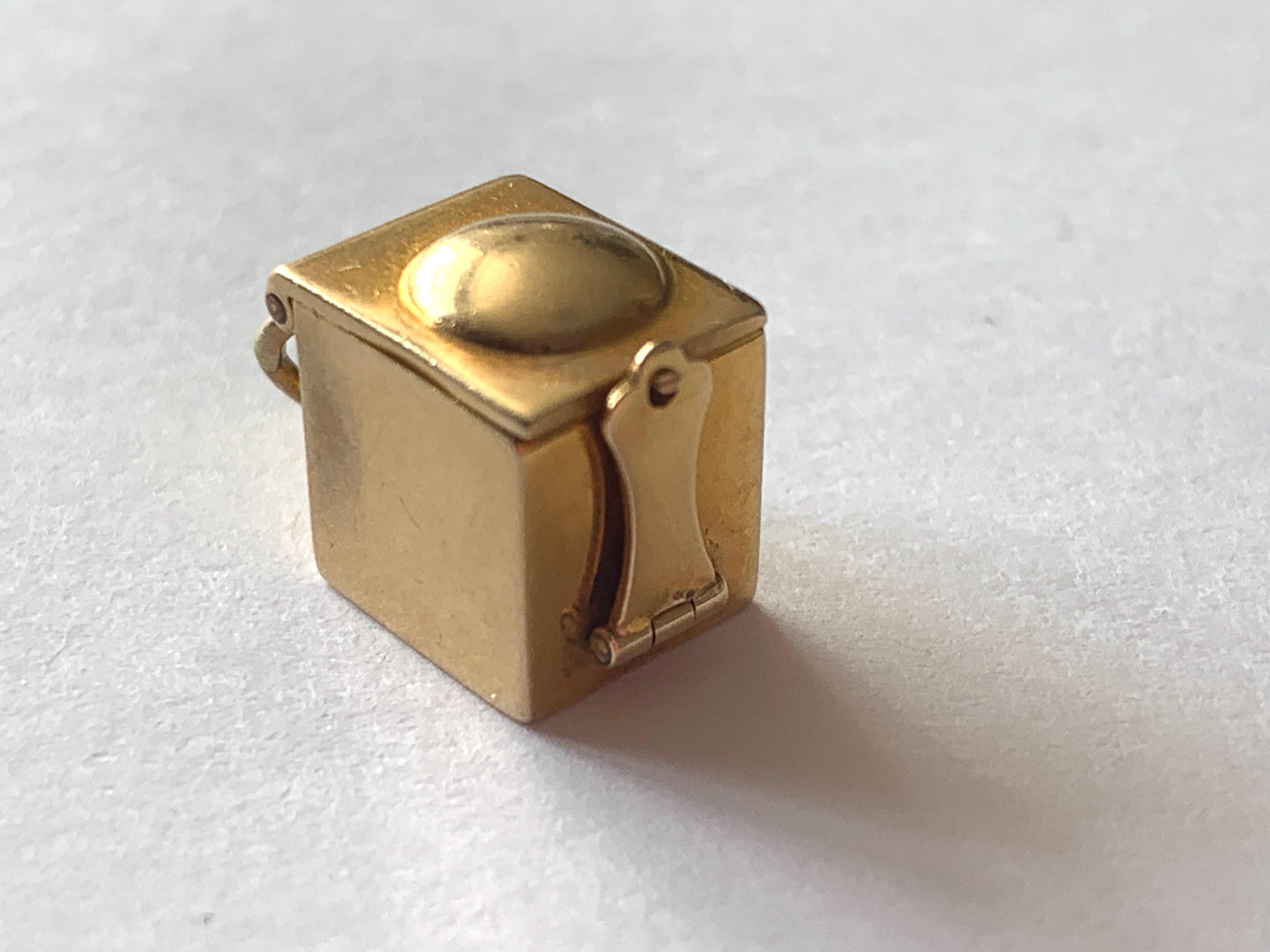 9ct Gold Antike Pop-up Charme
im Inneren lauert ein zinnfarbener Teufel 
verpackt in einer 9ct Goldbox - mit Sicherheitsschloss !
in gutem Zustand
& gestempelt 9ct auf dem Schachtelboden
mit dem originalen Sprungring.