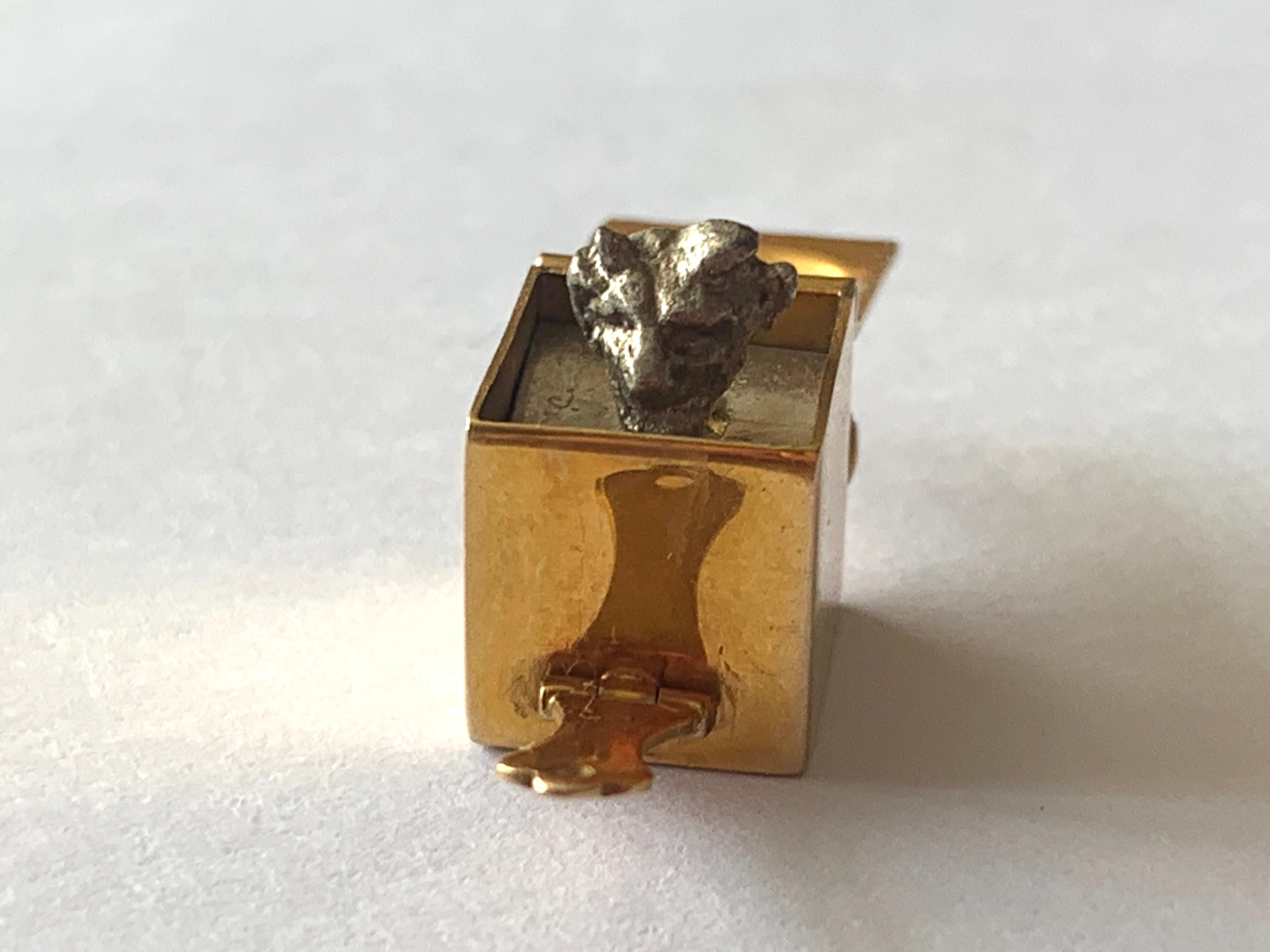Breloque pop up diable ancienne en or 9 carats en vente 2