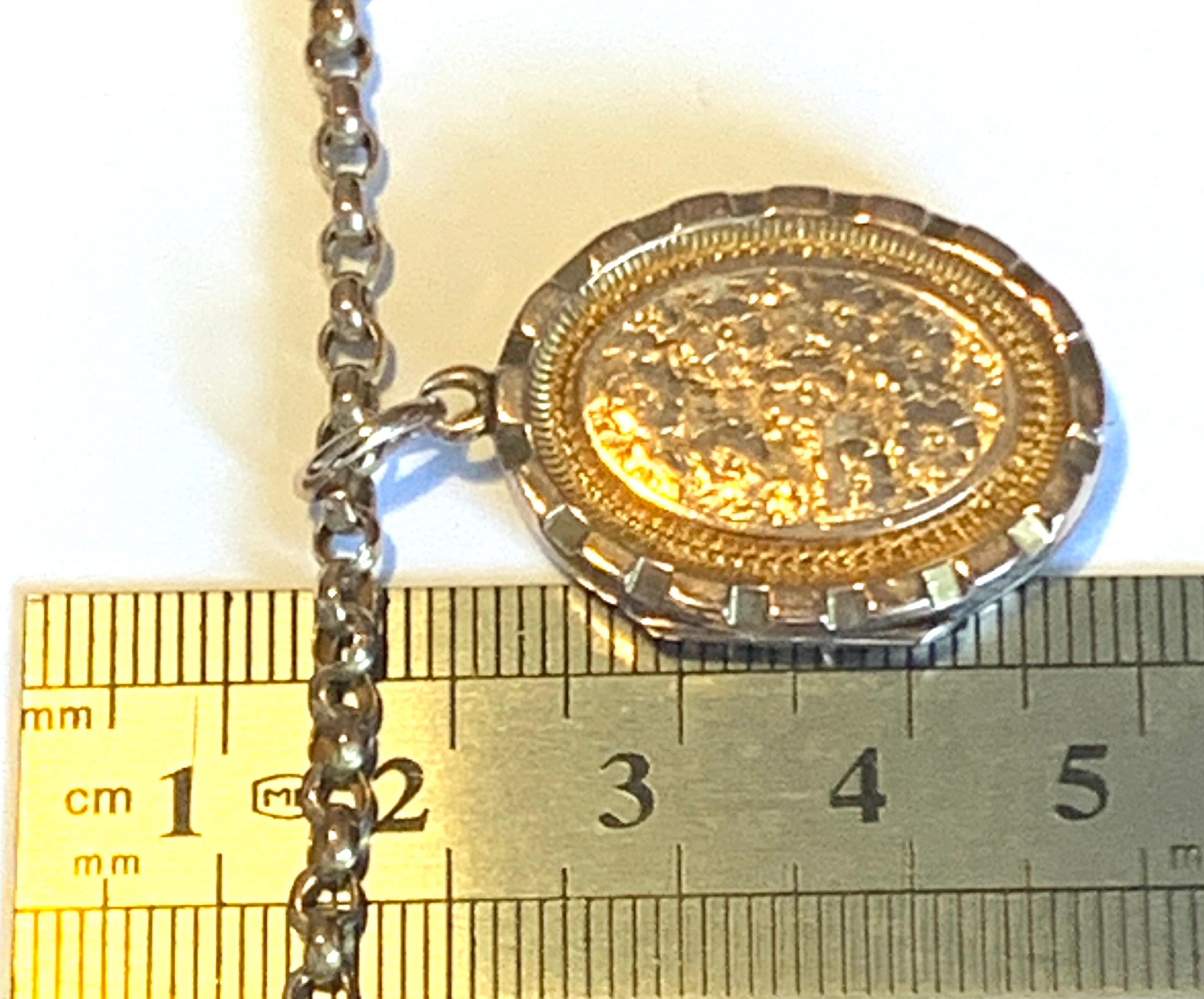 Medaglione e catena antichi in oro 9ct in vendita 5
