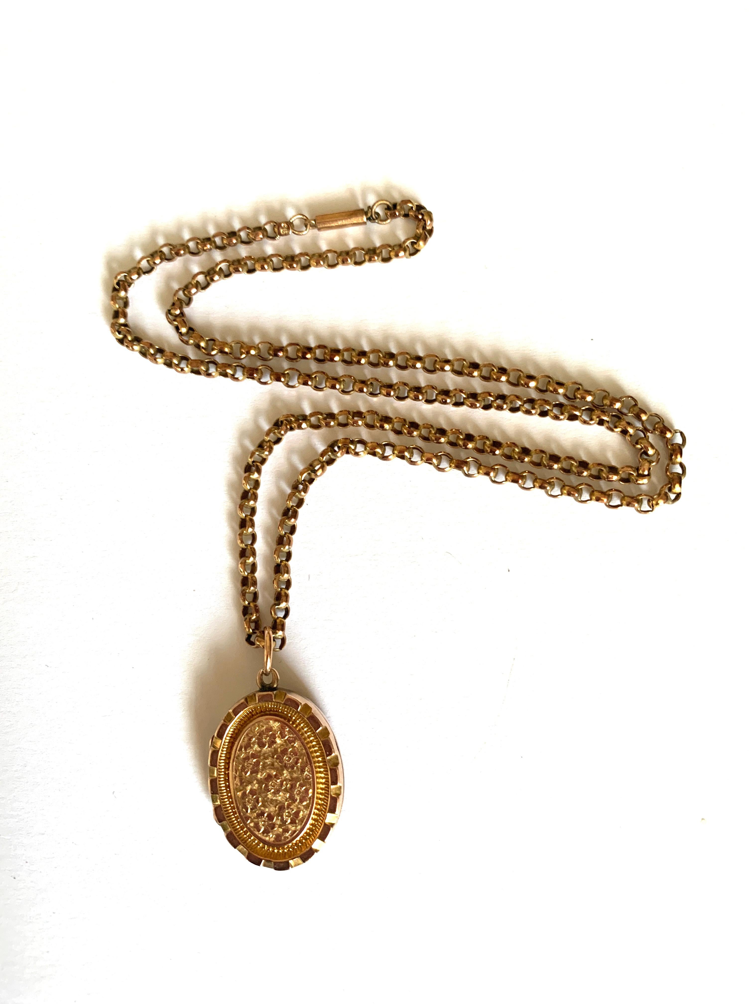 Antico  Inizio del XX secolo
Medaglione in oro 9ct
e catena in oro 9ct.

Medaglione completamente marcato (data sbiadita)
La catena ha una placca 9c.

Lunghezza della catena - 20