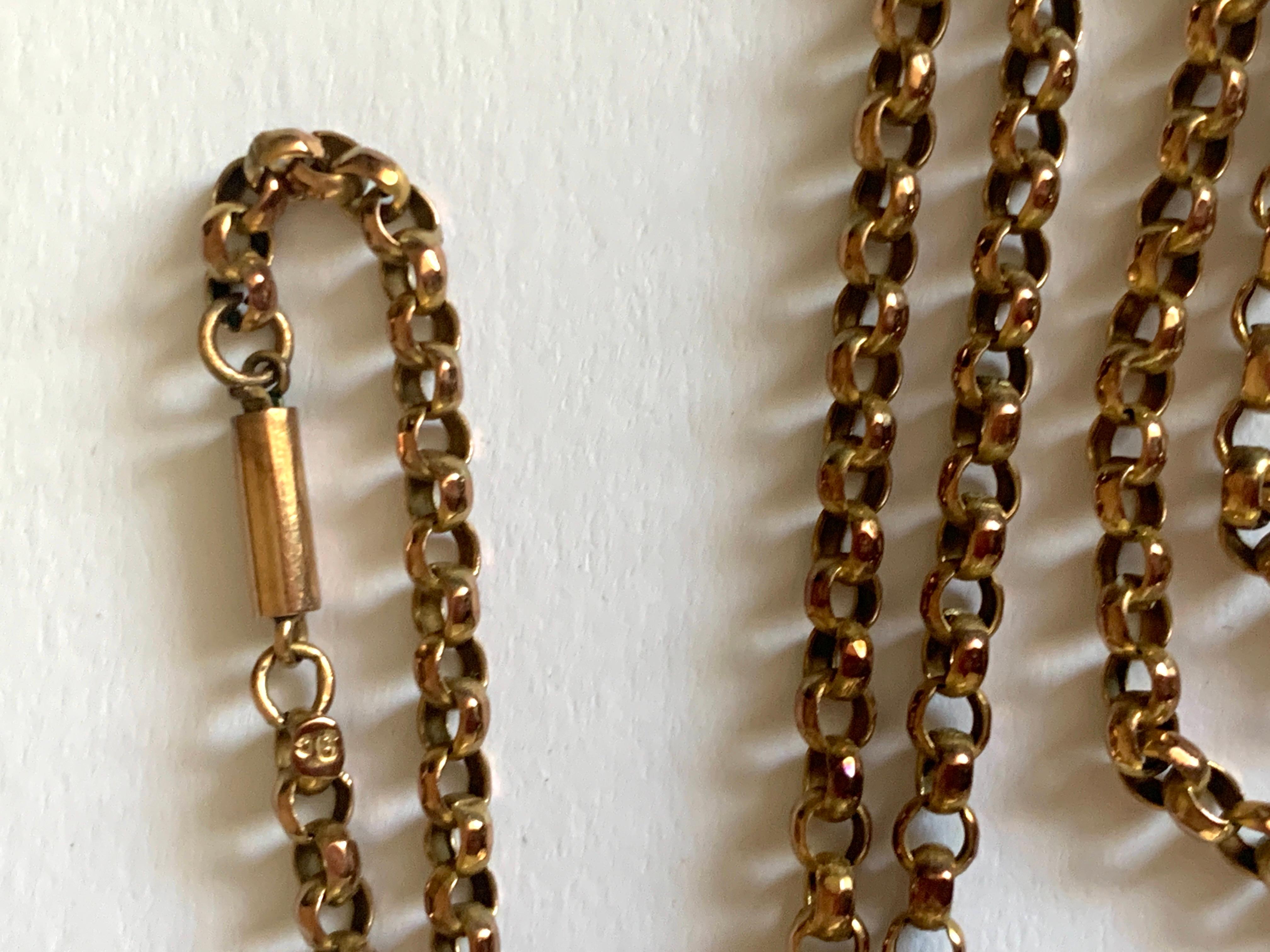 Donna Medaglione e catena antichi in oro 9ct in vendita