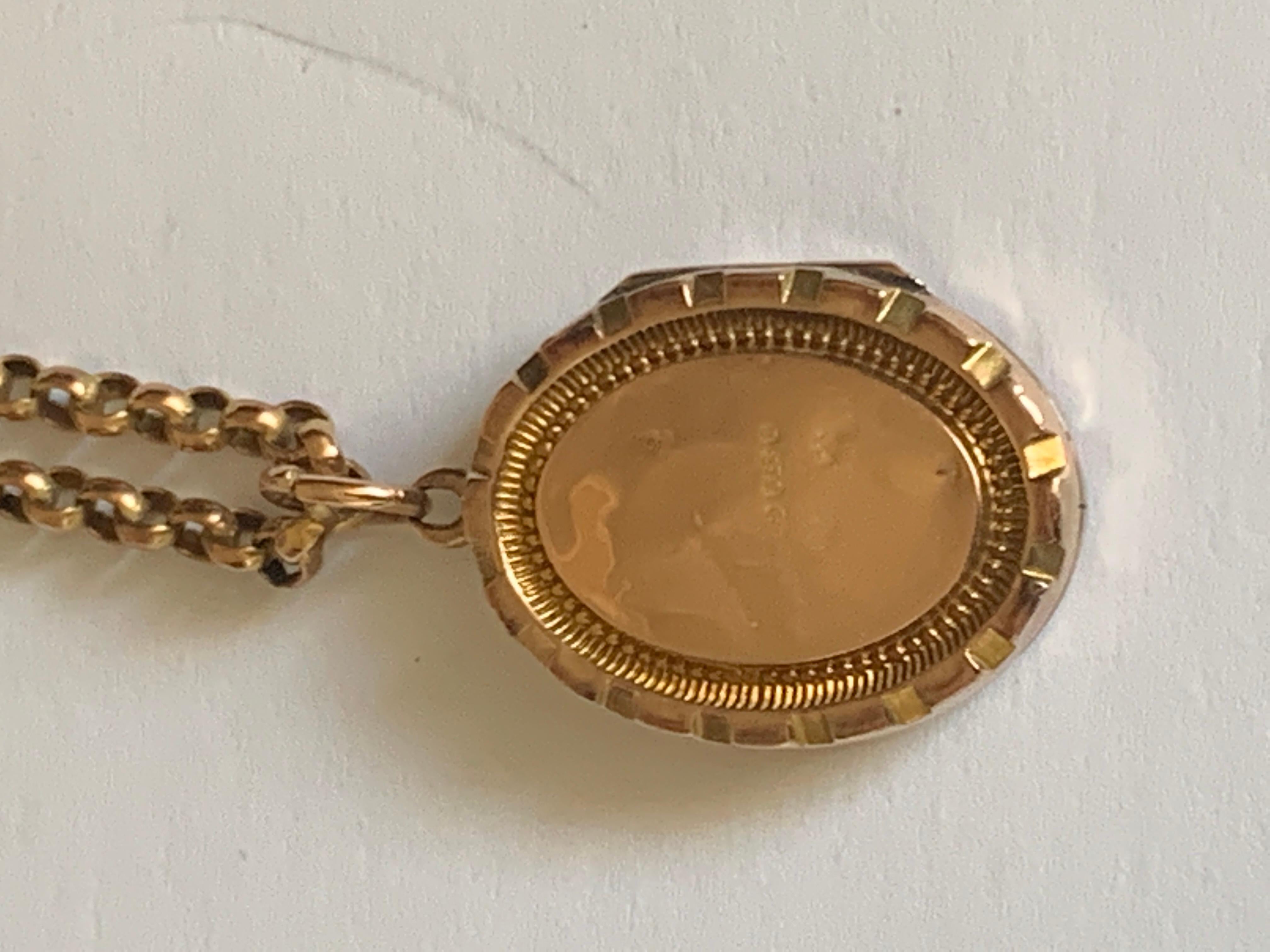 Medaglione e catena antichi in oro 9ct in vendita 3