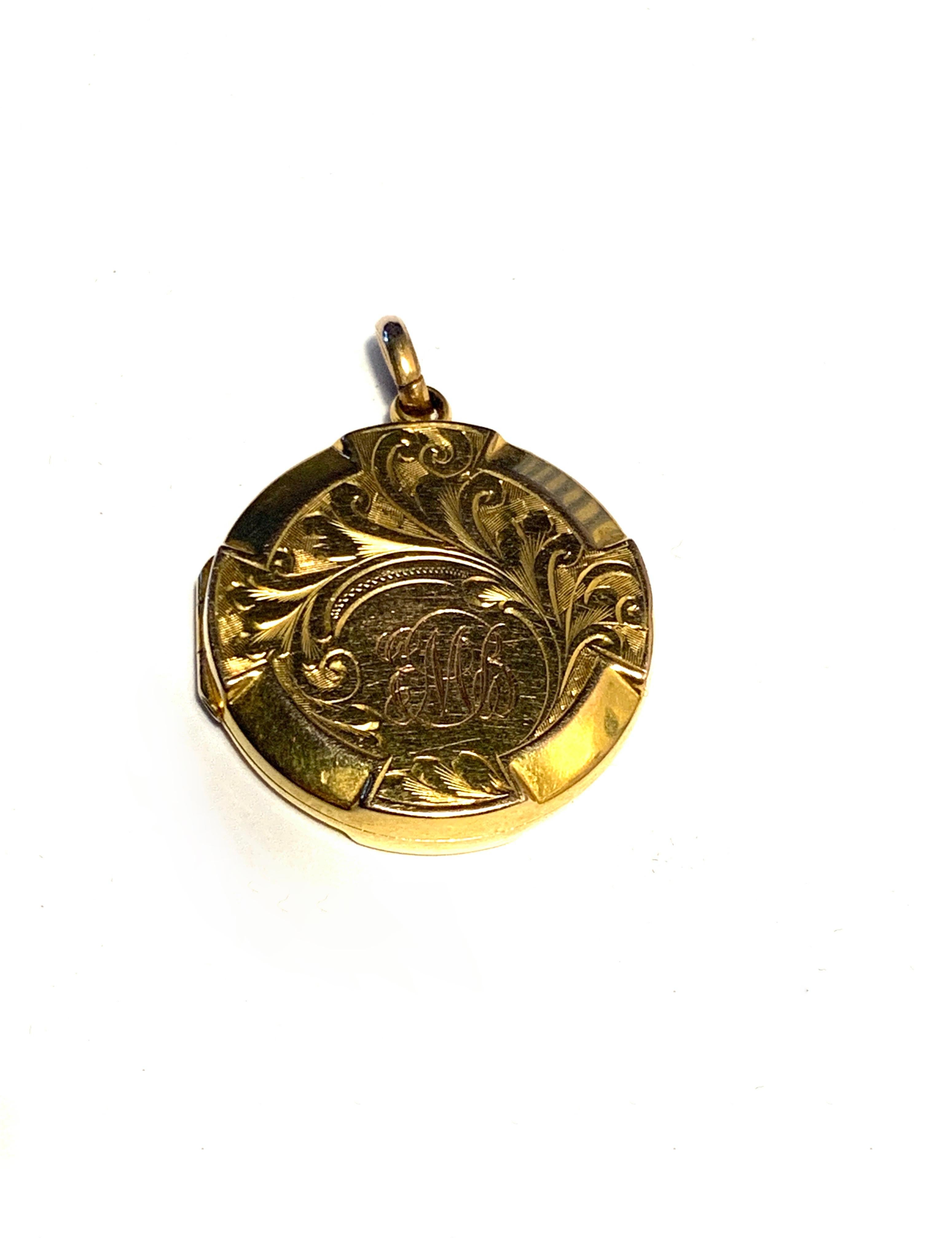 Rare 9ct 375 Gold Antique Locket
with hand engraved decorative foliage
The main car-touche is engraved 