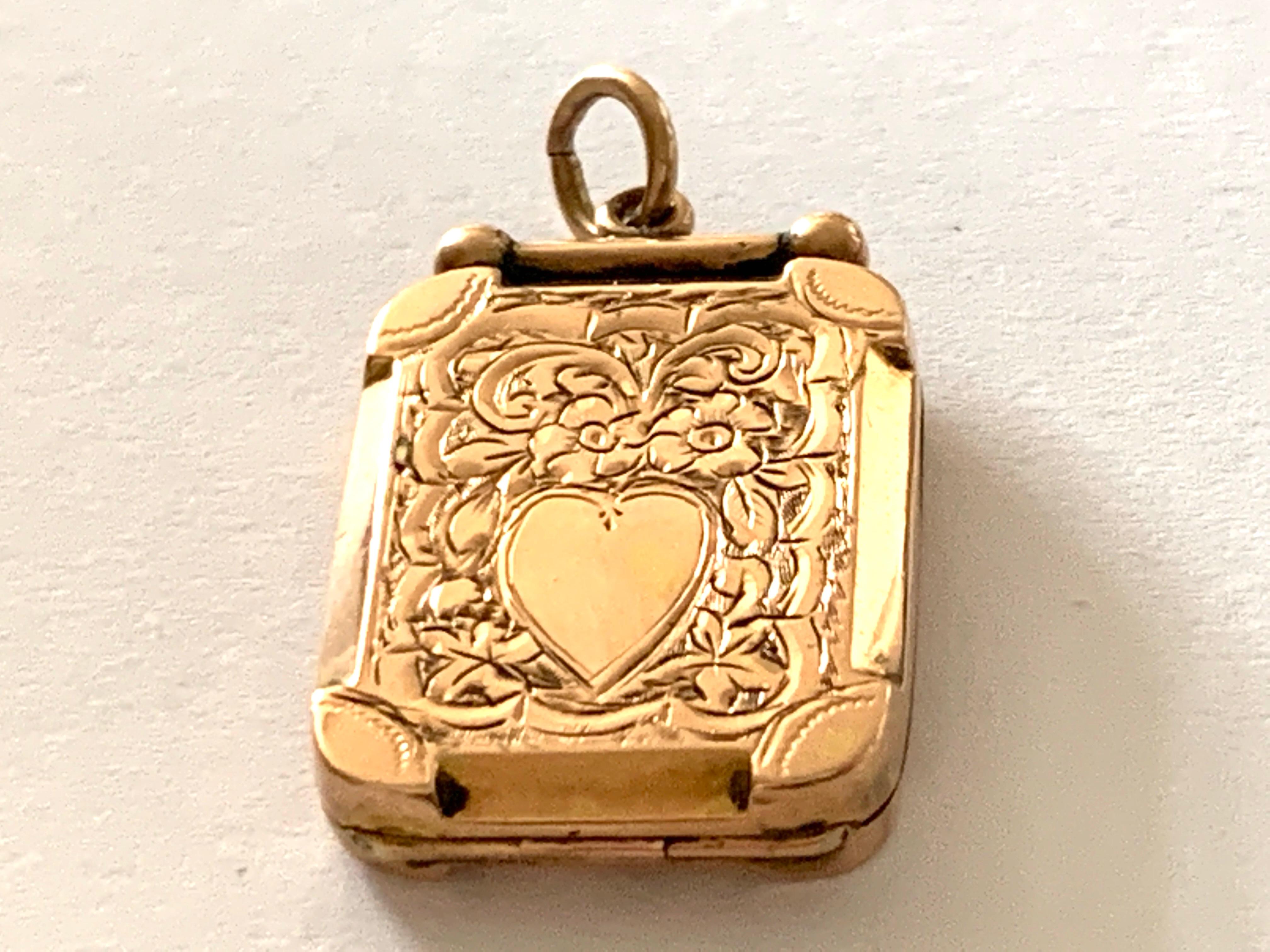 9ct Gold Antique Locket For Sale 2