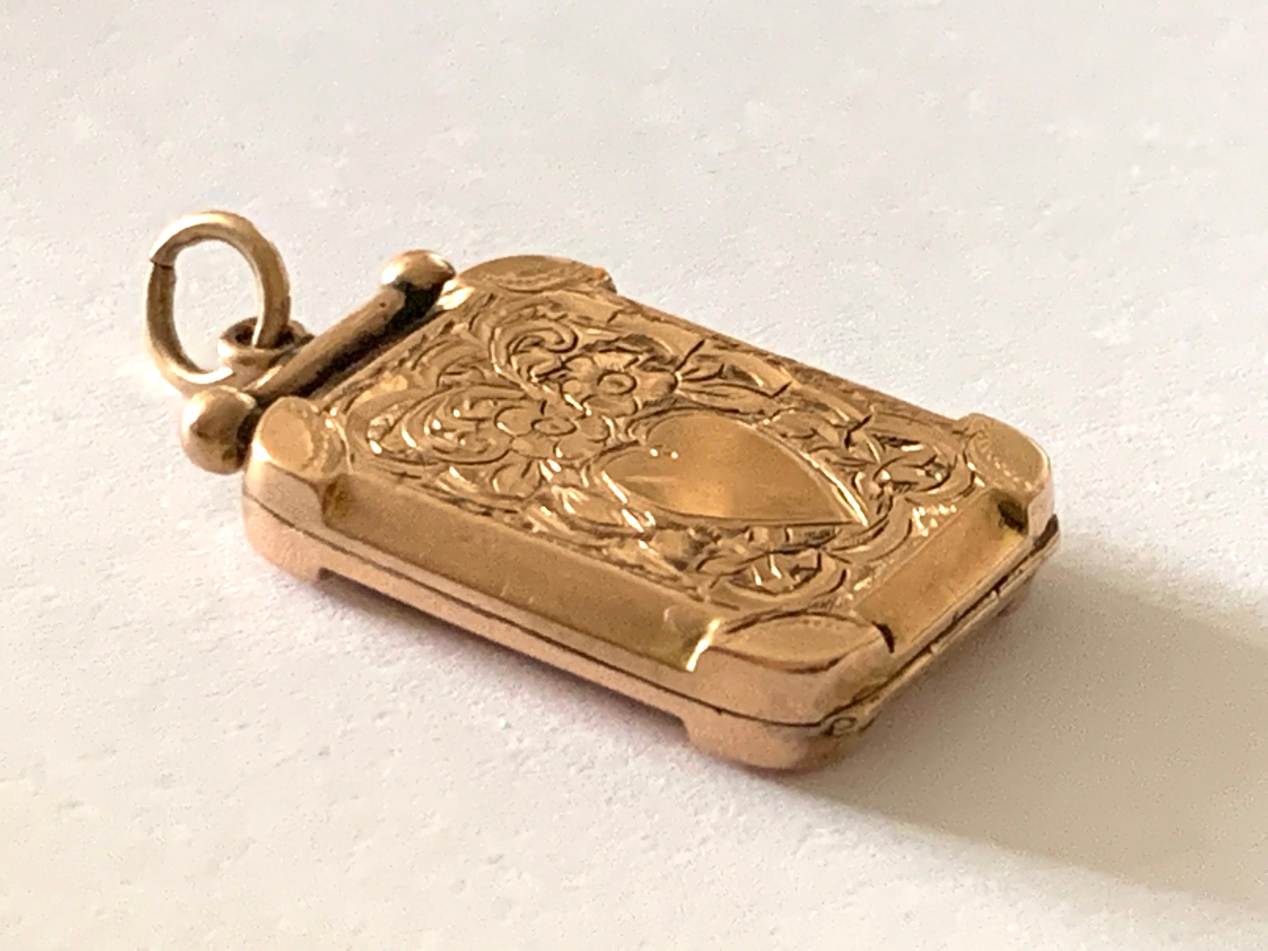 9ct Gold Antique Locket For Sale 4