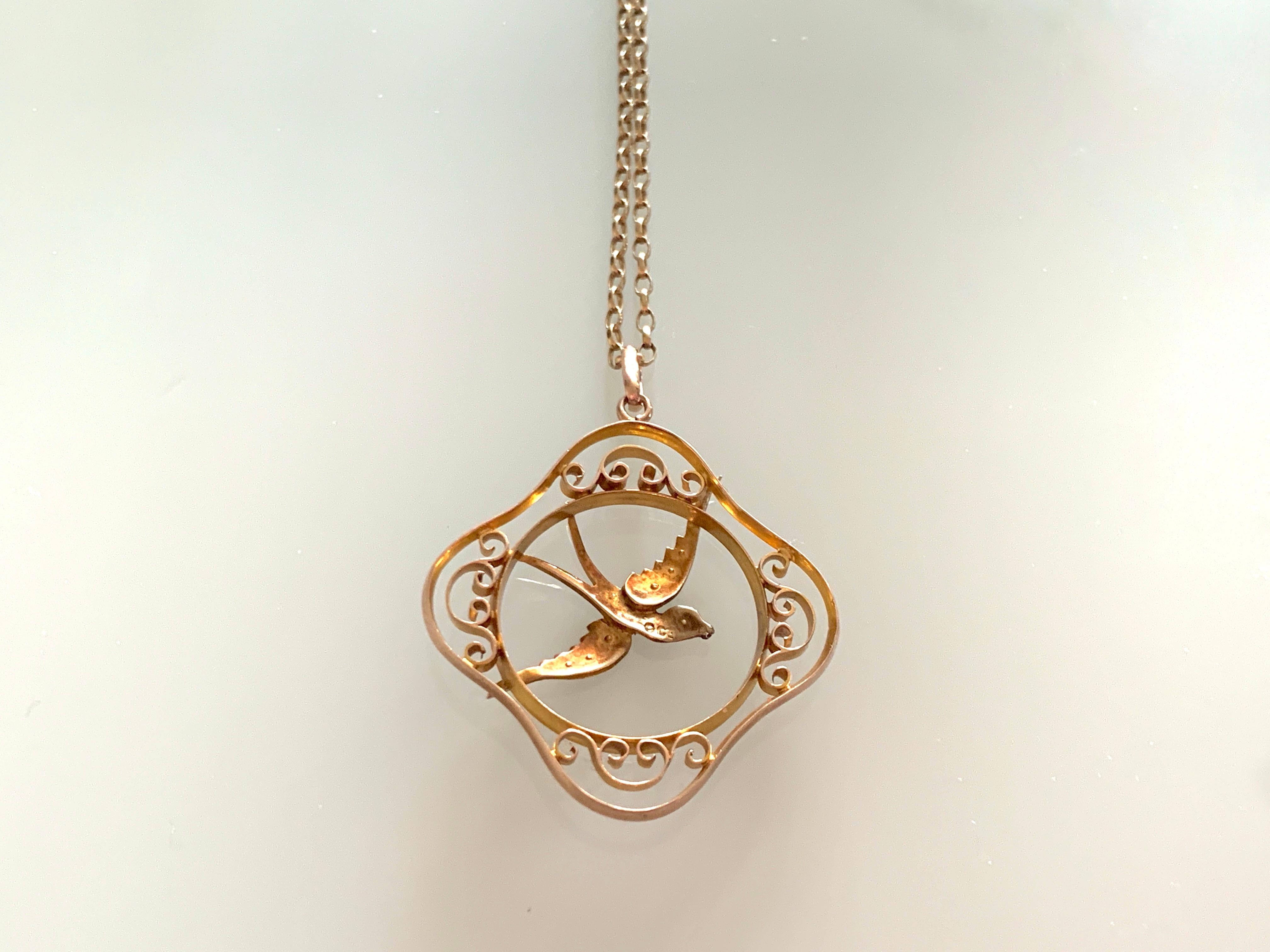 9 Carat Gold antique Pendant with 9 Carat Gold Modern Chain In Good Condition For Sale In London, GB