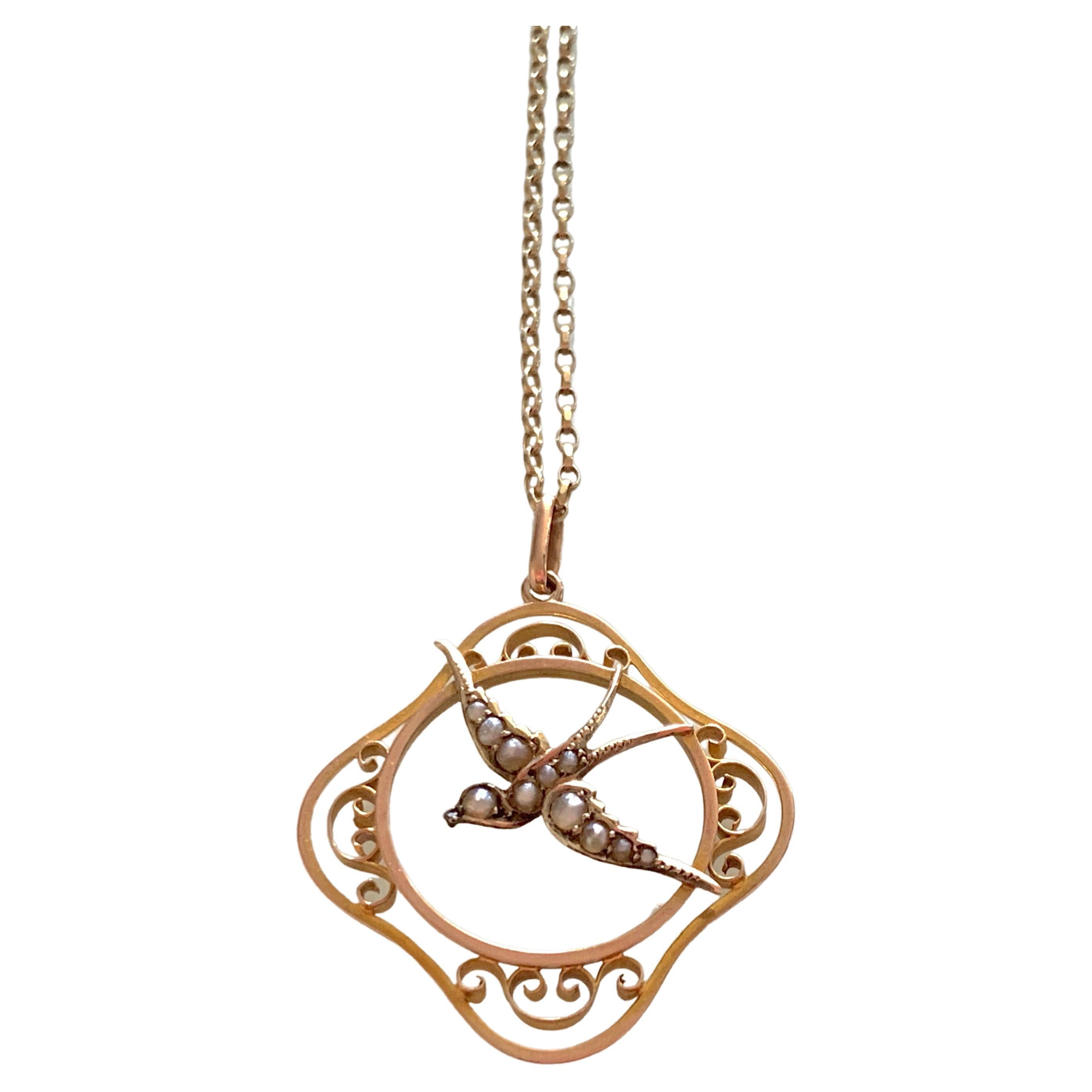 9 Carat Gold antique Pendant with 9 Carat Gold Modern Chain For Sale