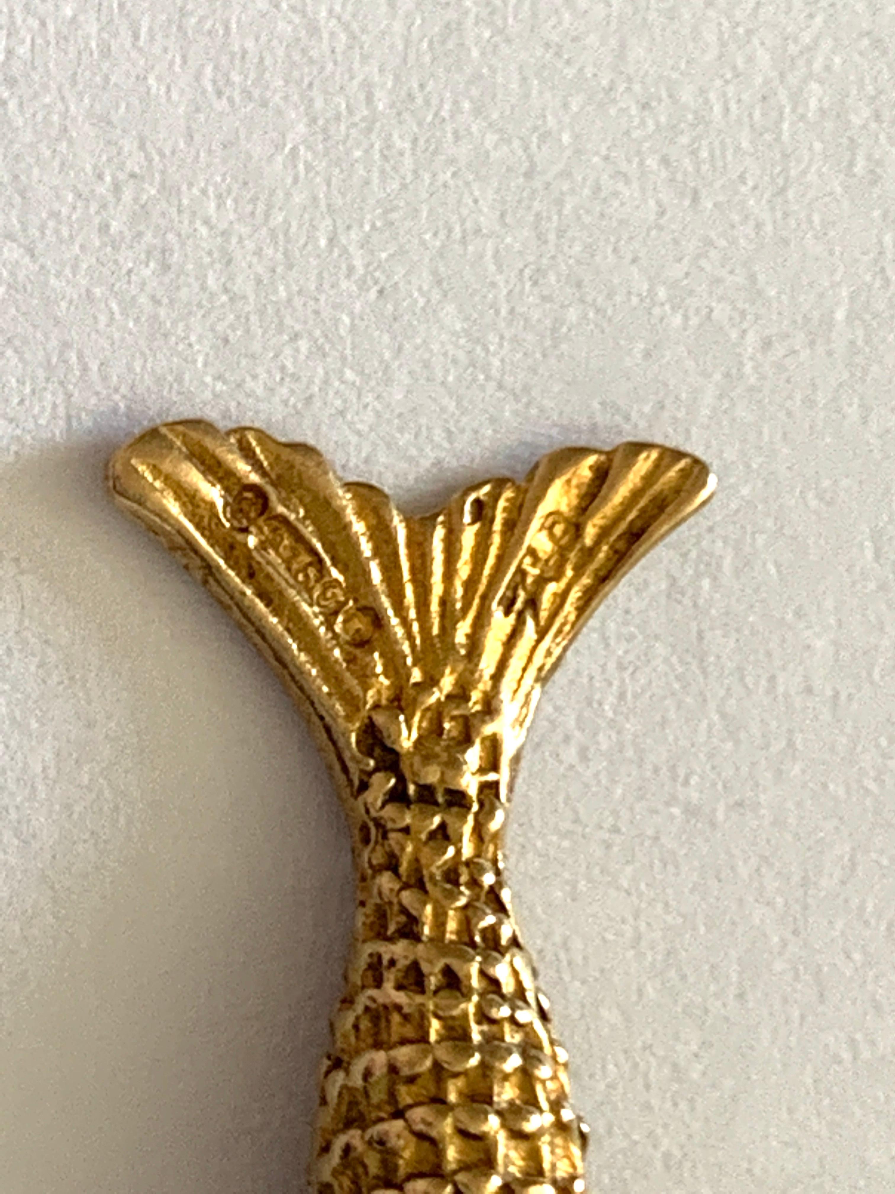 9ct Gold Articulated Fish Pendant In Good Condition For Sale In London, GB