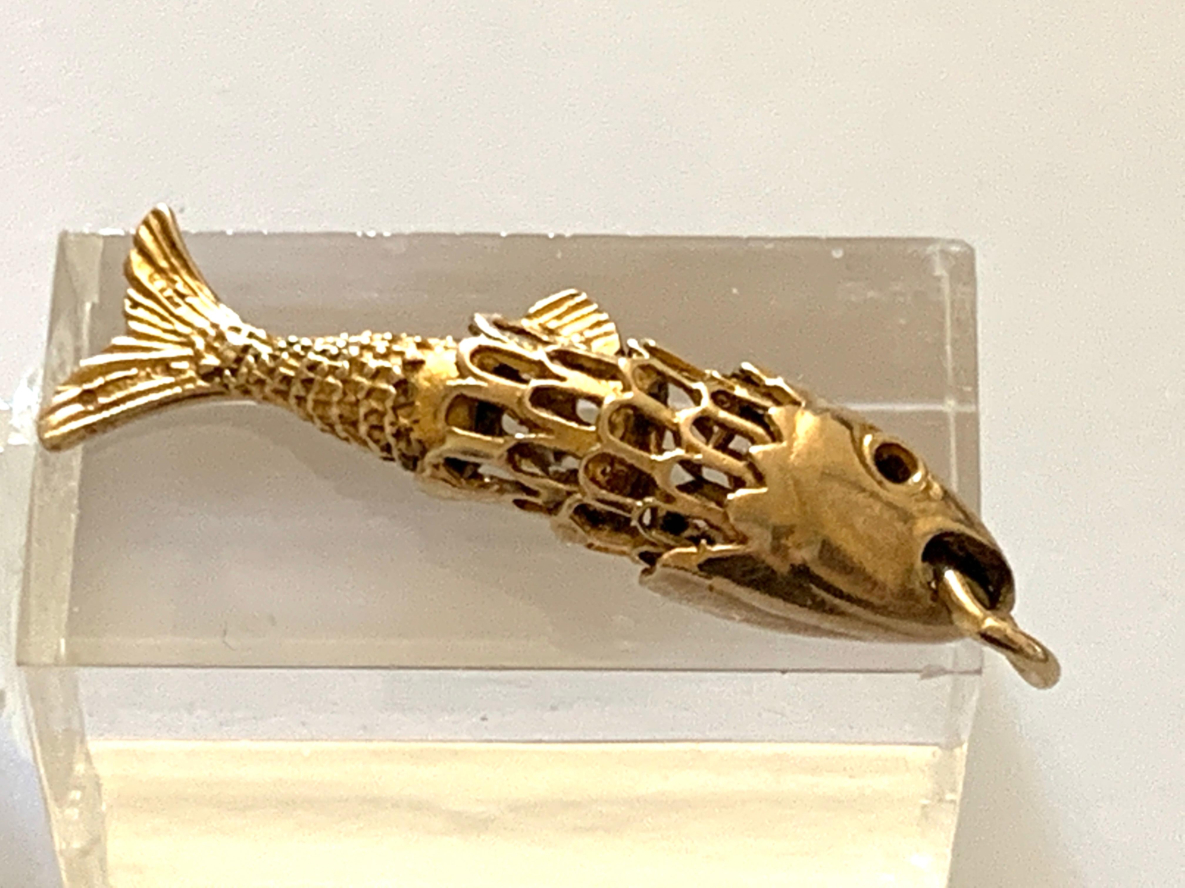 9ct Gold Articulated Fish Pendant For Sale 1