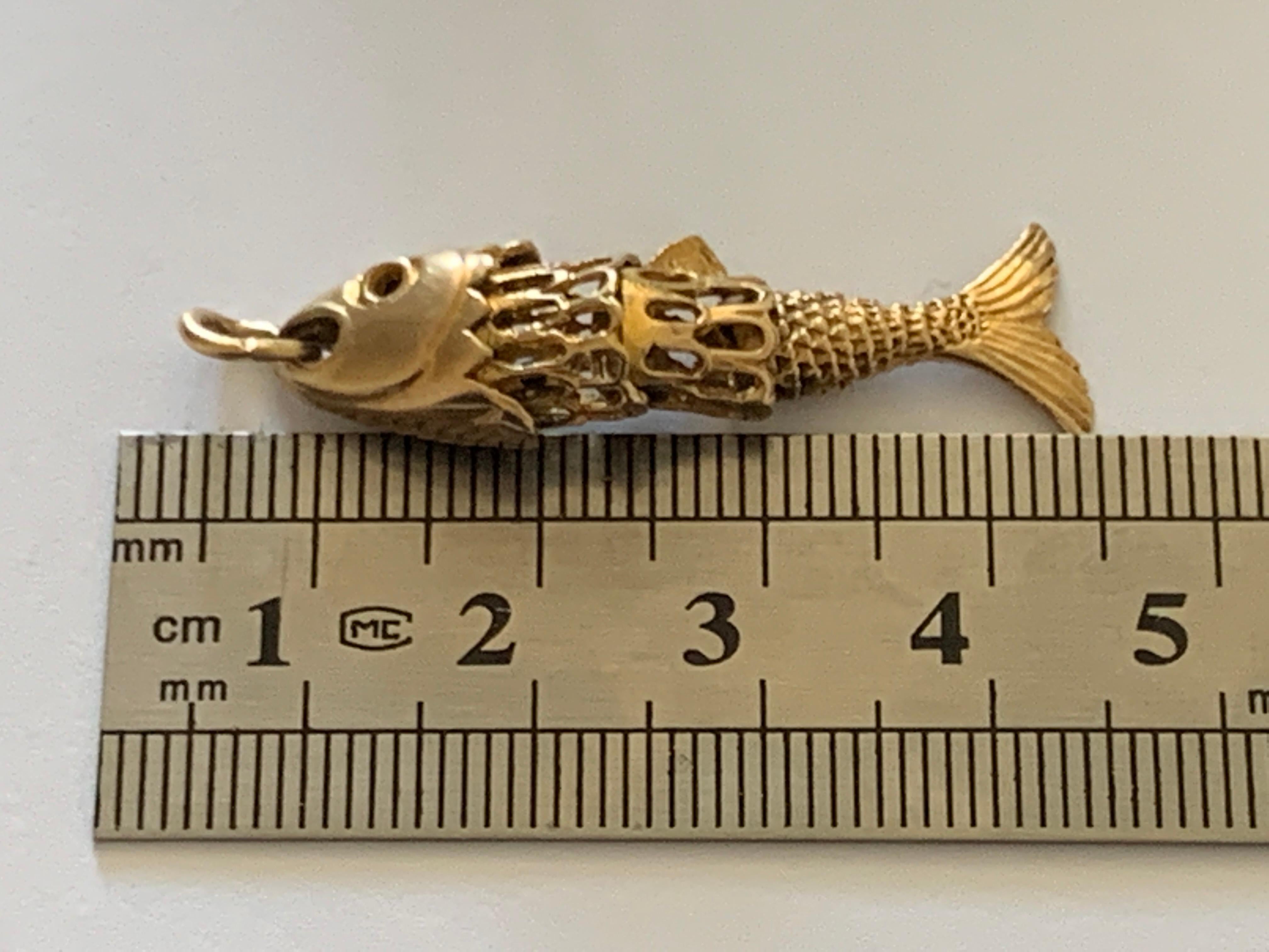 9ct Gold Articulated Fish Pendant For Sale 3