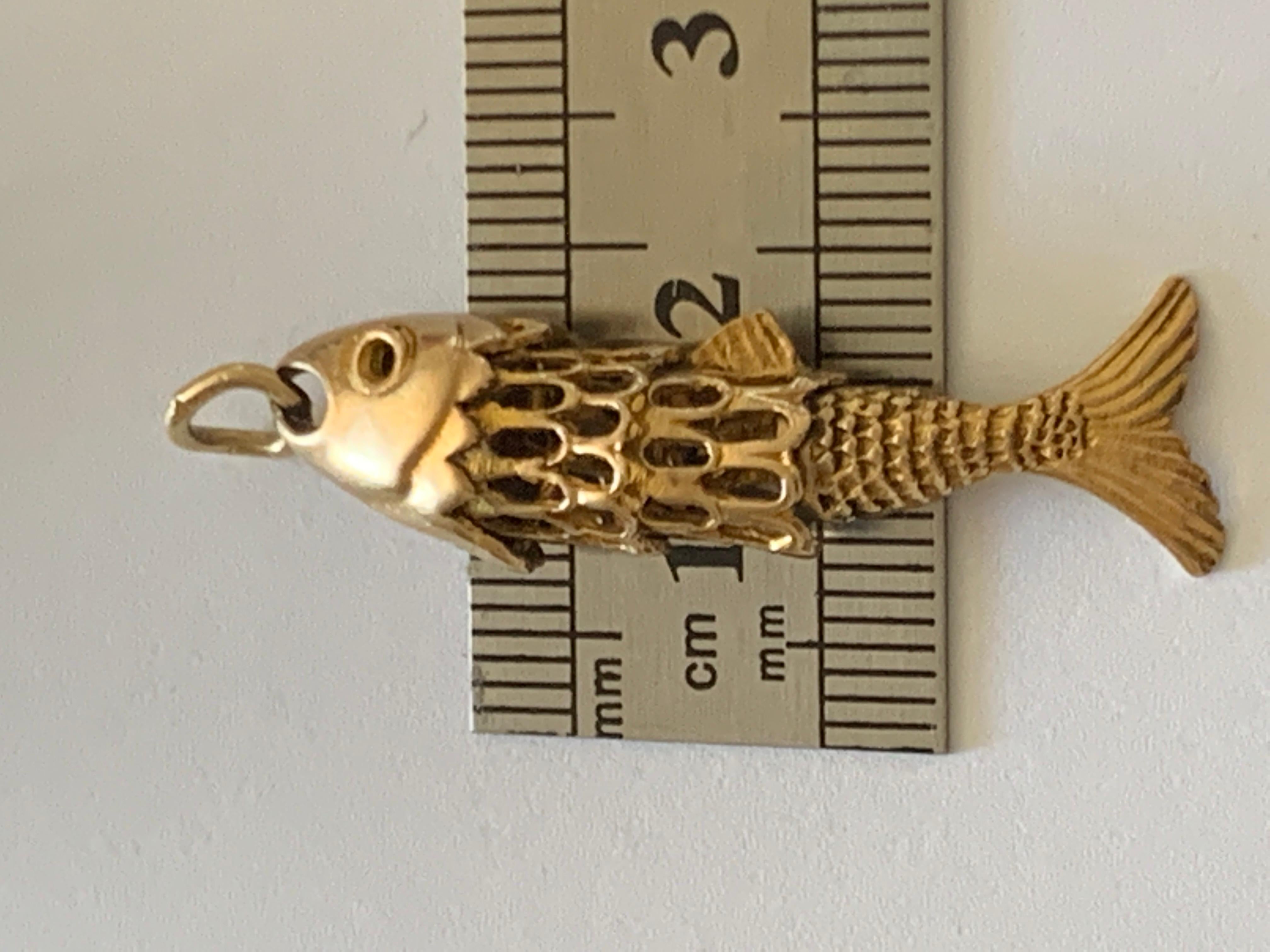 9ct Gold Articulated Fish Pendant For Sale 4