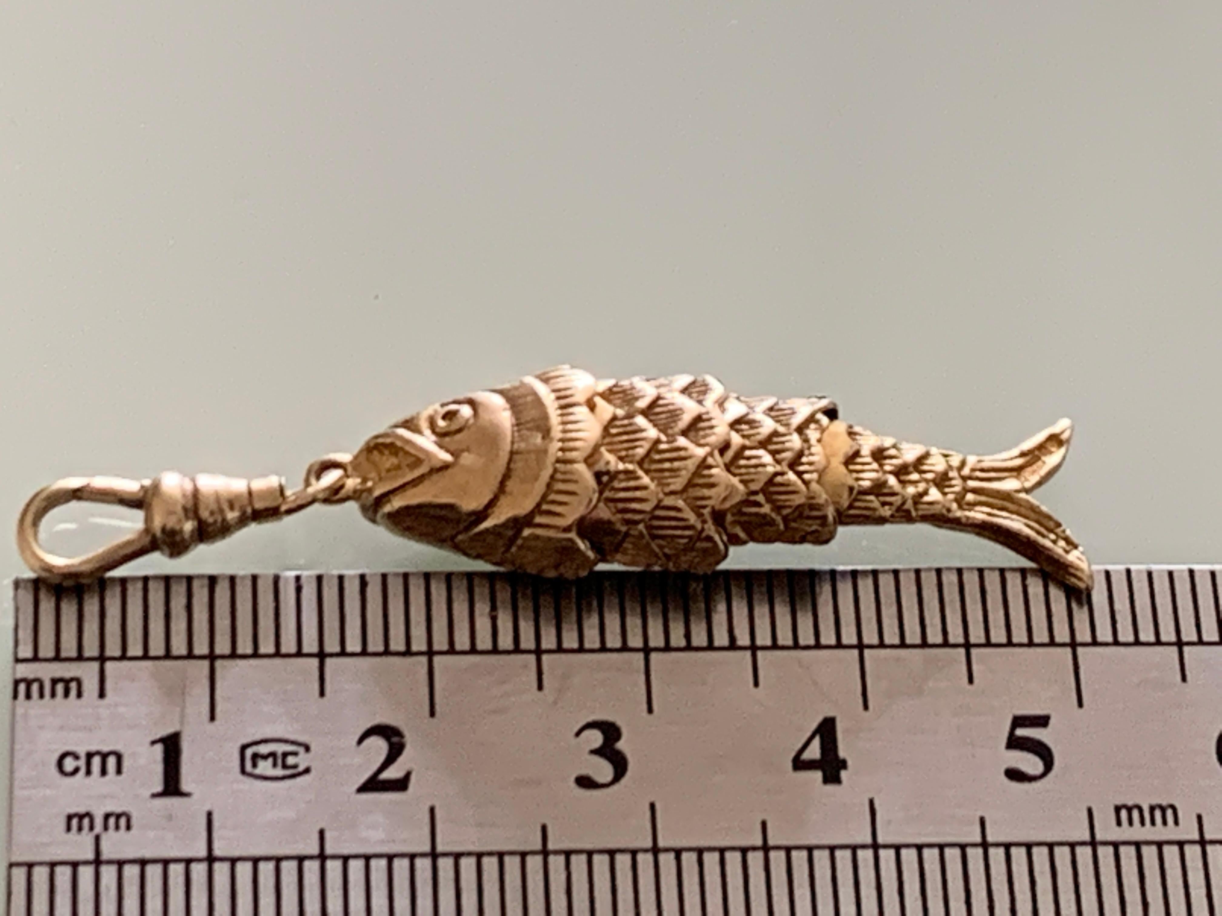 Schöner Vintage By
9 Karat Gold Anhänger mit gegliedertem Fisch
mit antikem 9-Karat-Gold-Anhänger-Verschluss

Vollständig auf der Schwanzflosse gepunzt
Datiert 1979
Gewicht (inkl. Schließe) 5,68 Gramm

Länge des Fisches von der Spitze bis zu den