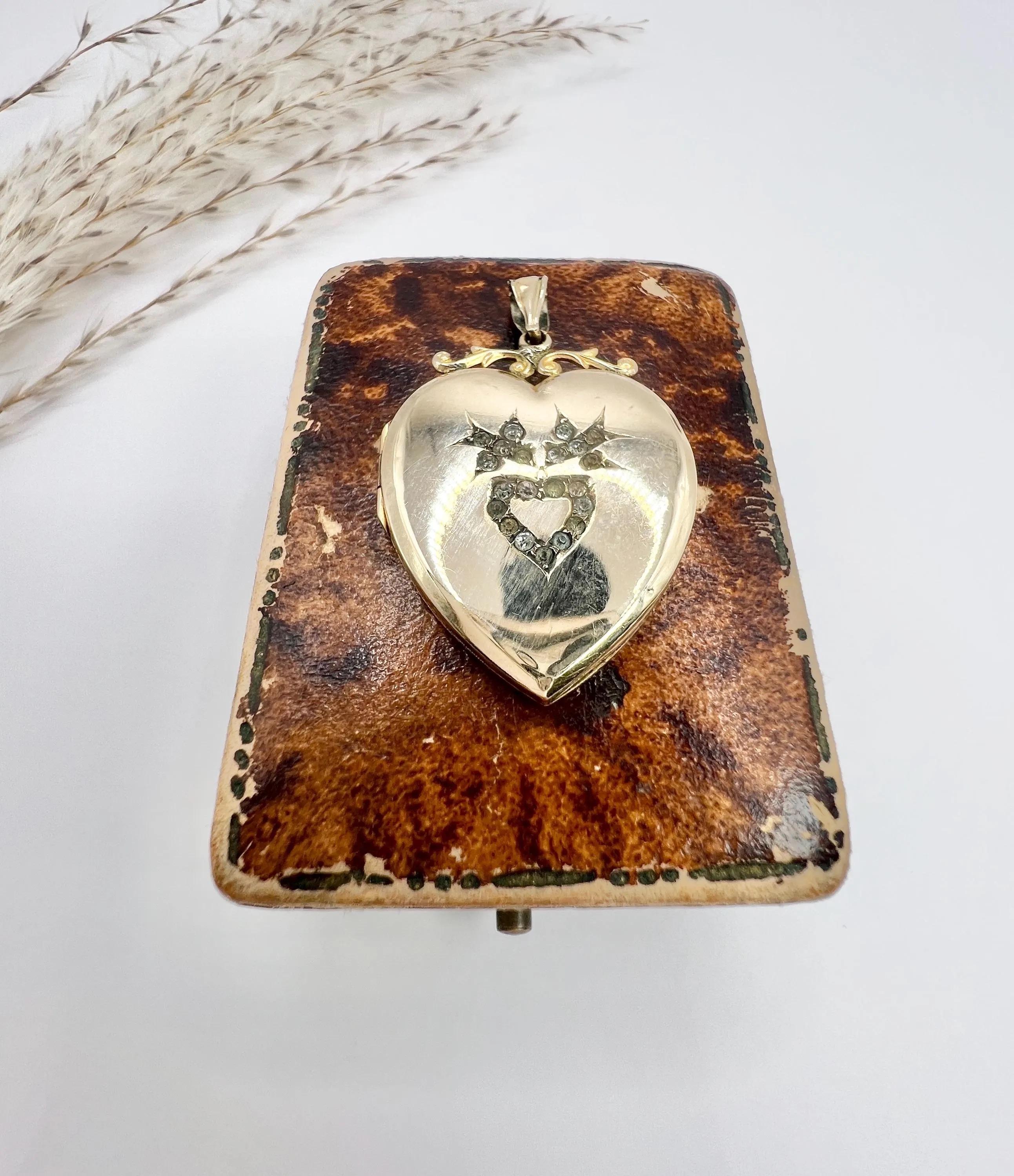 9ct Gold Back & Front Victorian Swallow Engraved Heart Locket  with Paste Stones In Good Condition In Brighton, GB