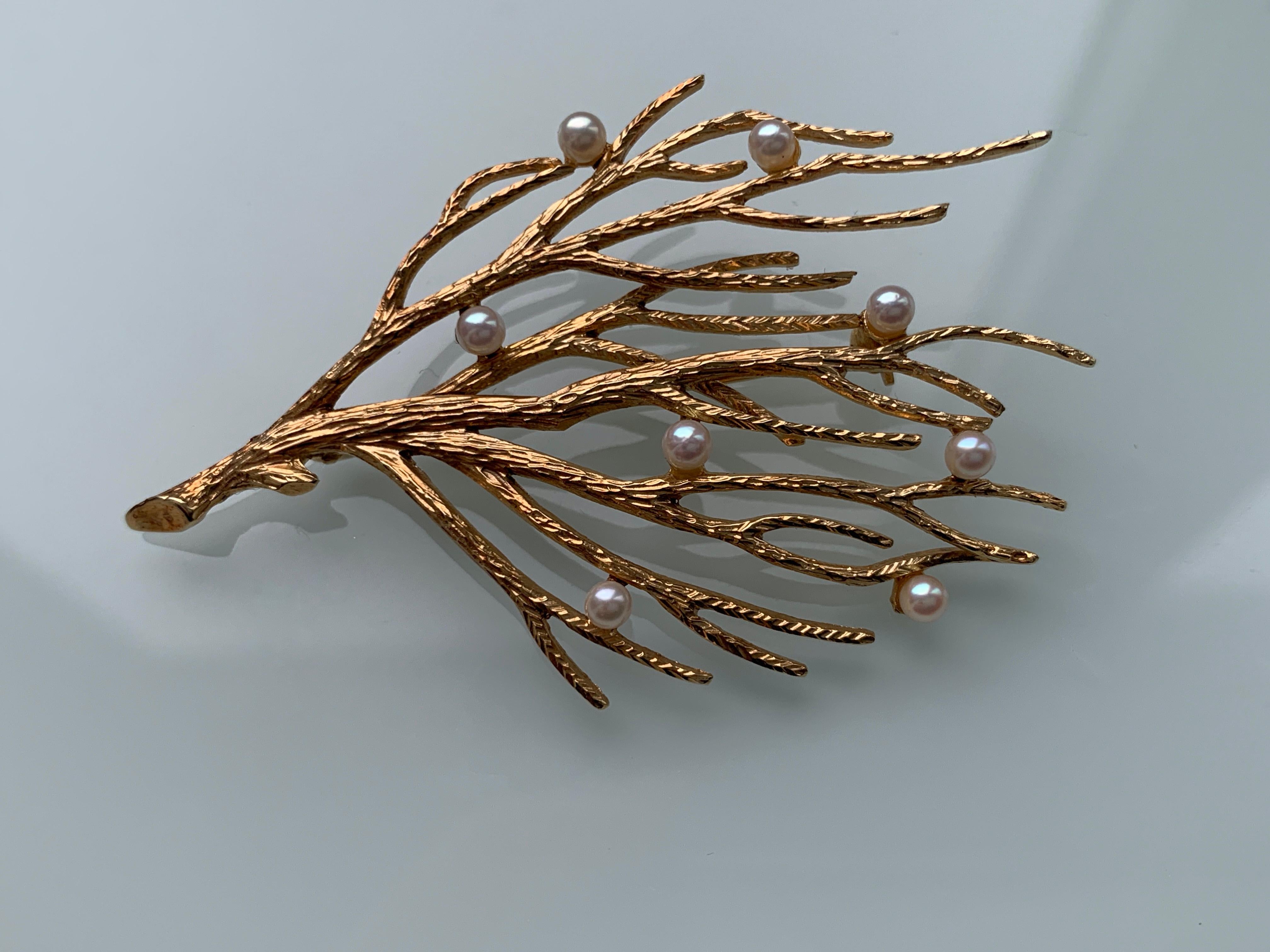 Contemporain Broche en forme de branche en or 9 carats et perles en vente