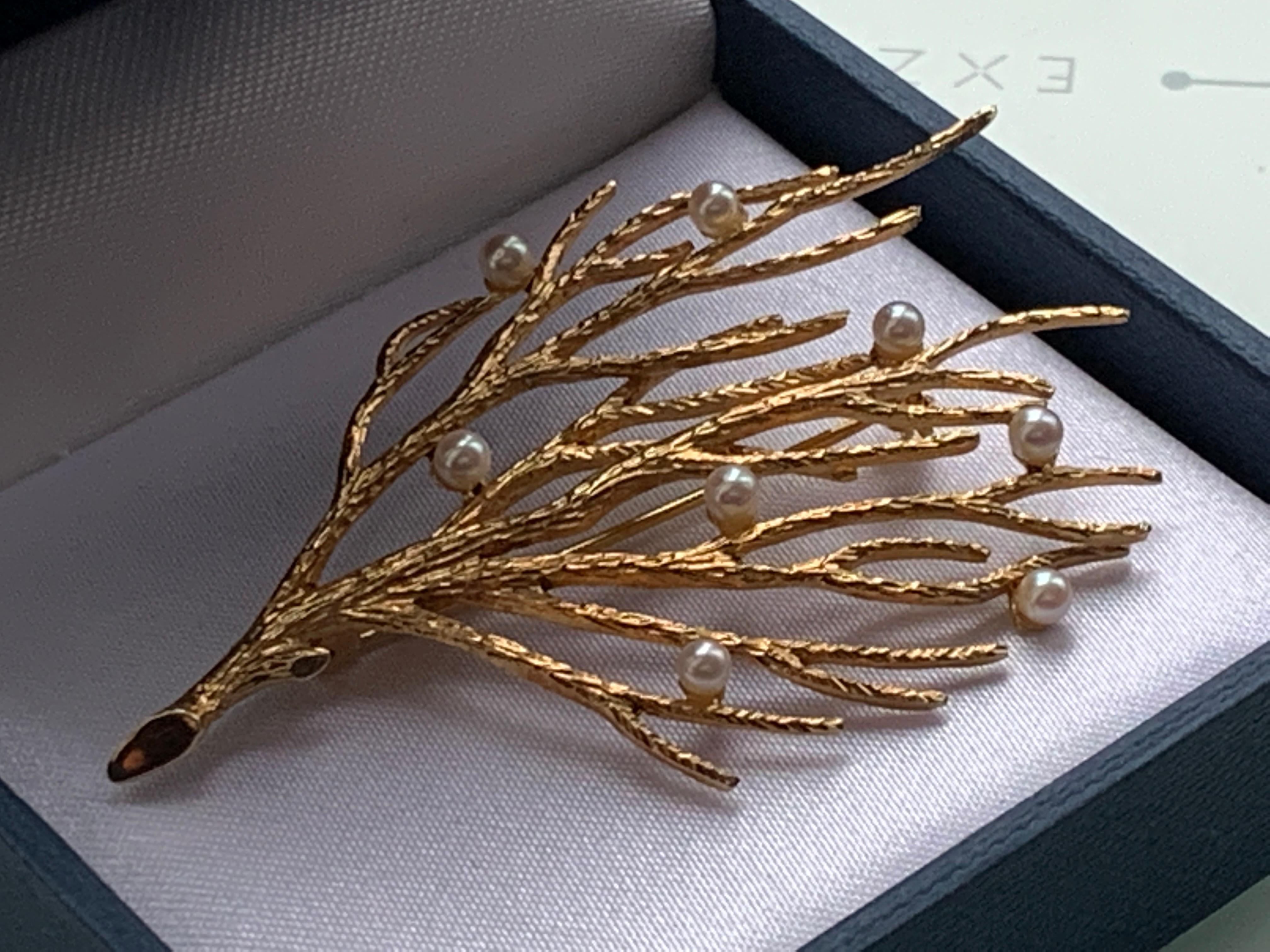 Broche en forme de branche en or 9 carats et perles en vente 4