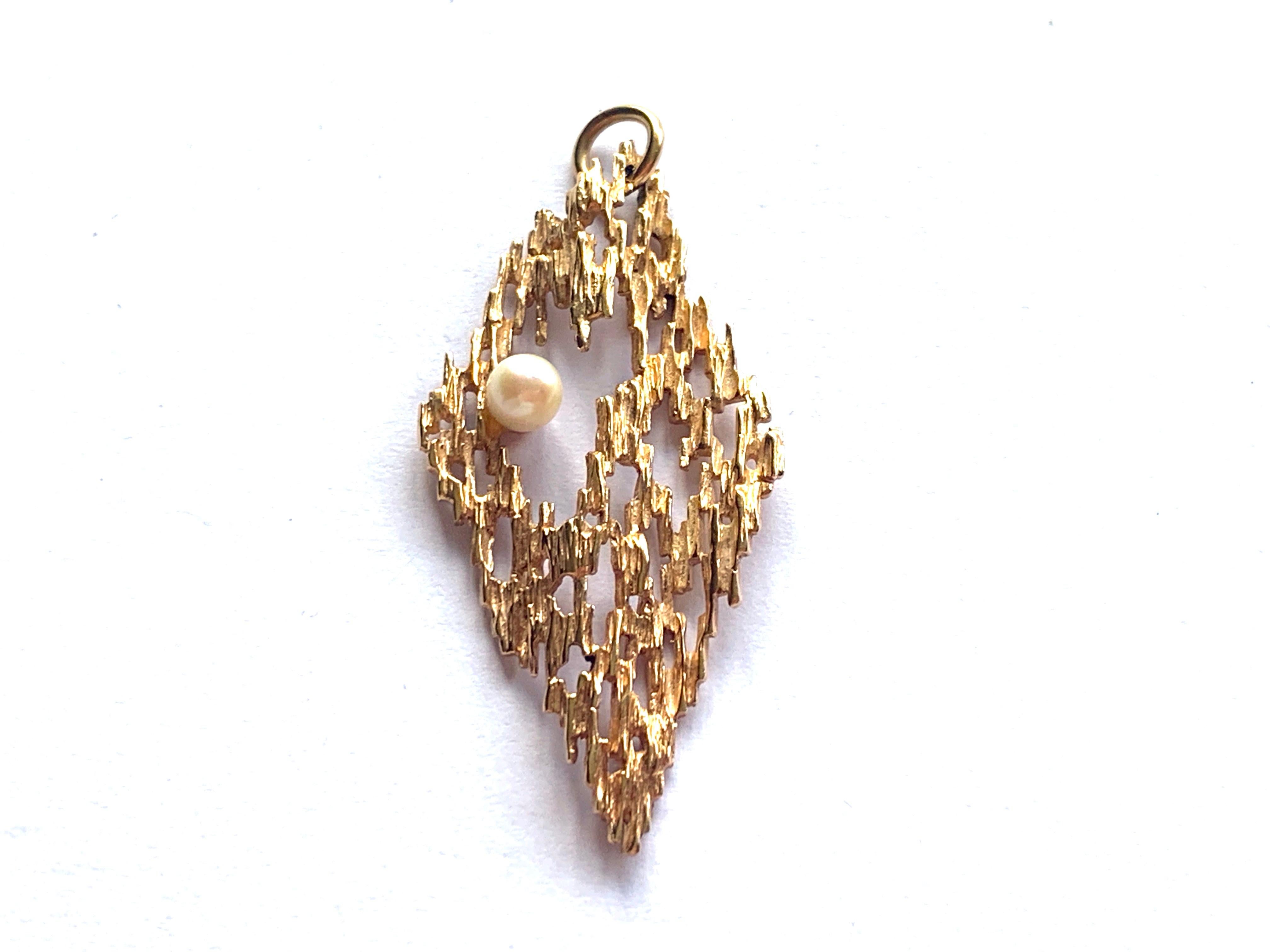 9ct Gold Vintage Brutalist design Cultured Pearl Pendant
Statement piece
size 5cm x 2.5cm ( not incl. jump ring )
Fully Hallmarked on reverse
Circa 1970s.