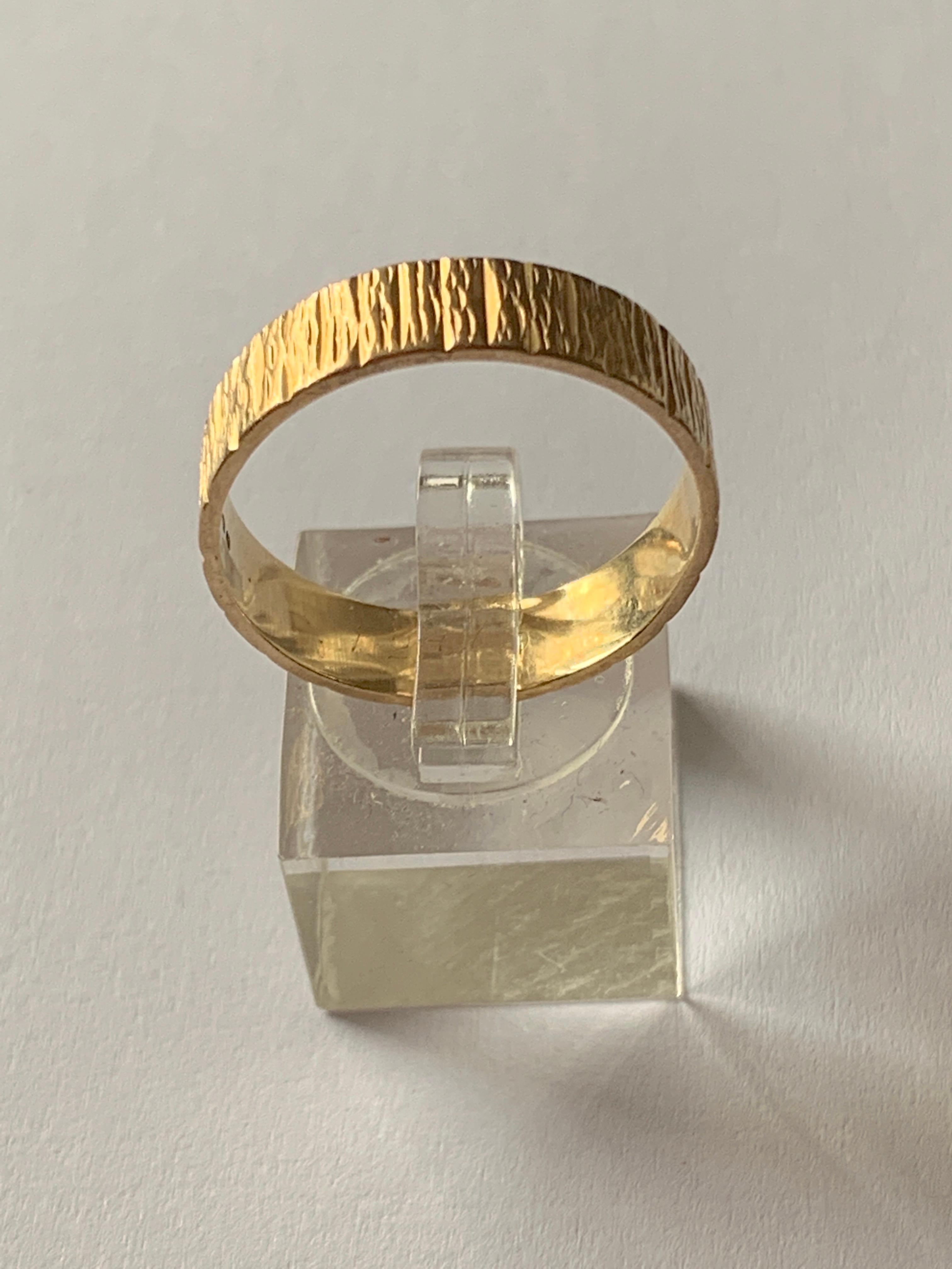 9ct Gold Brutalist Design Wedding Band
Full British Hallmark  London 1983
Large size - inner diameter  21.08 mm
U.K  W 1/2 
U.S  11 3/4

