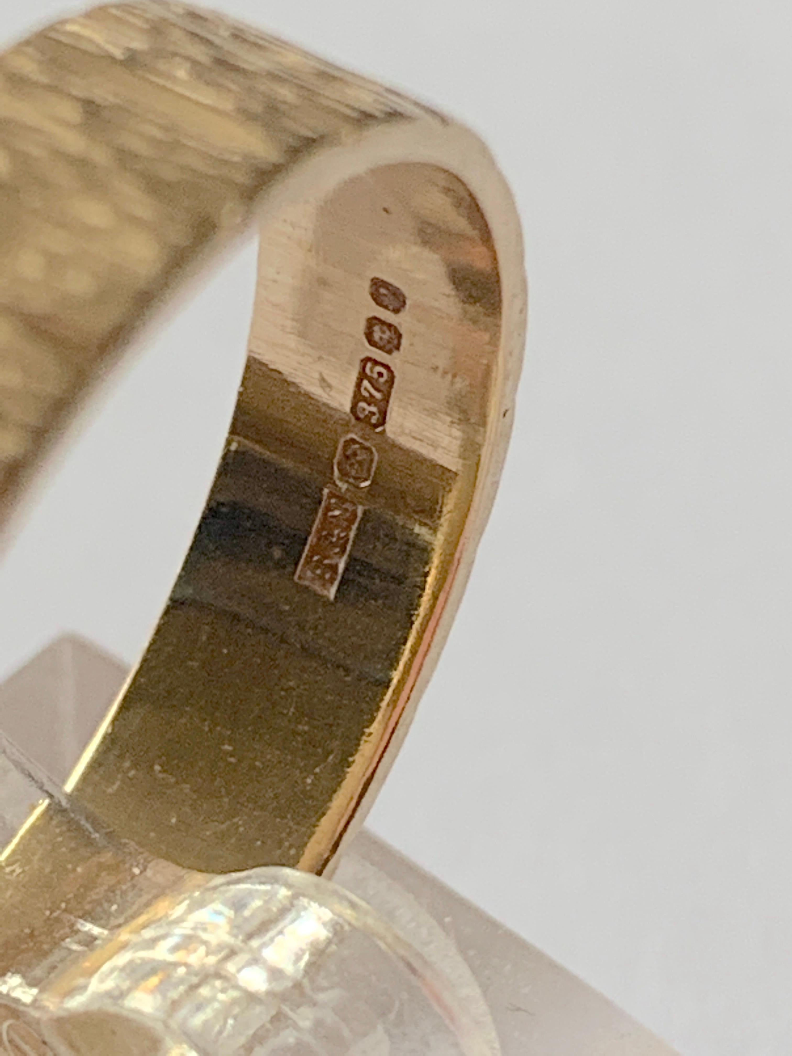 9ct Gold Brutalist Design Vintage Wedding Band In Good Condition In London, GB