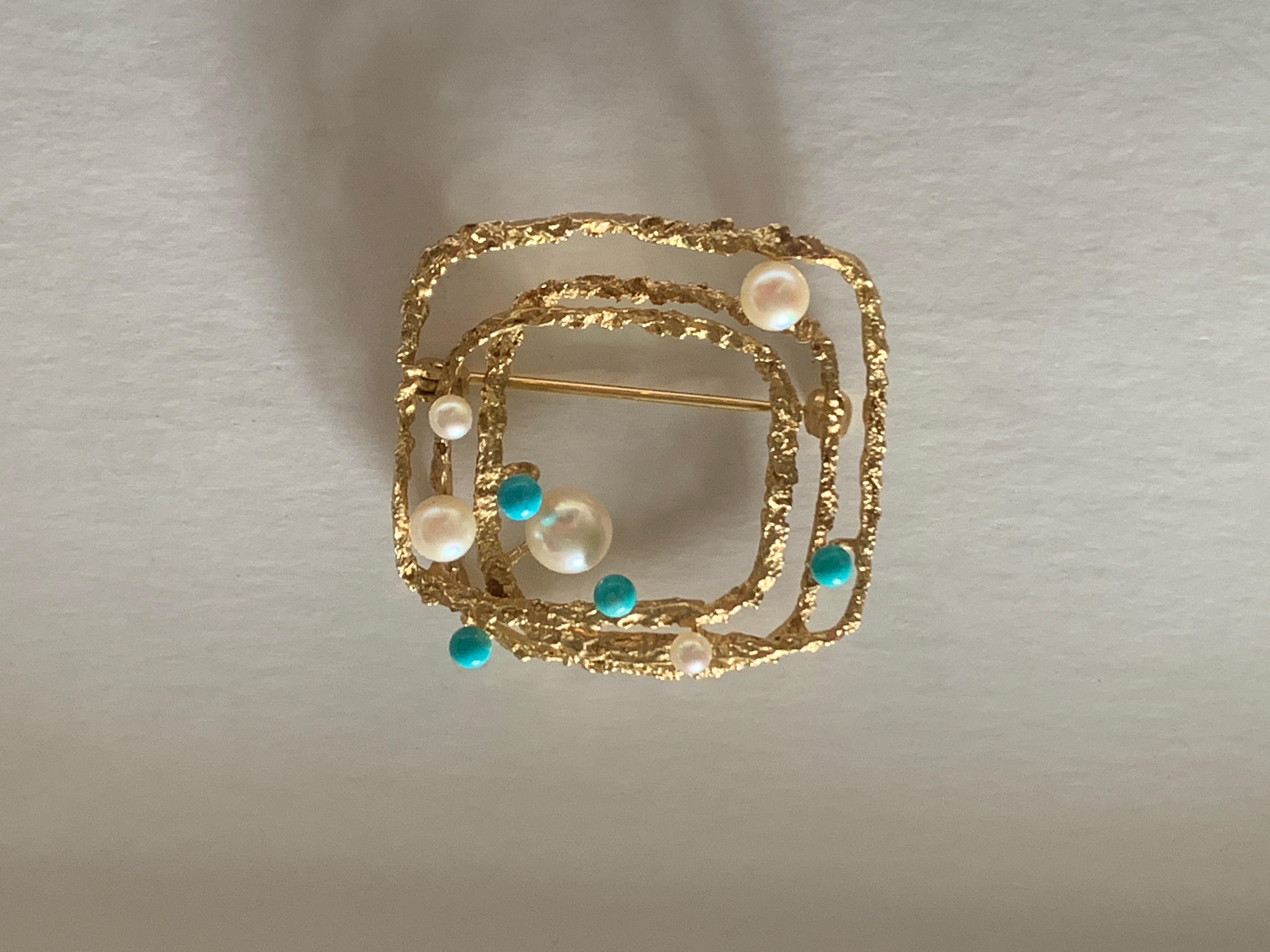 9ct Gold Brutalist design Brooch
adorned with Genuine Cultured Pearls and Turquoise beads
Circa 1970s
Weight 6.26 grammes
Size 3cm x 3cm
In excellent condition