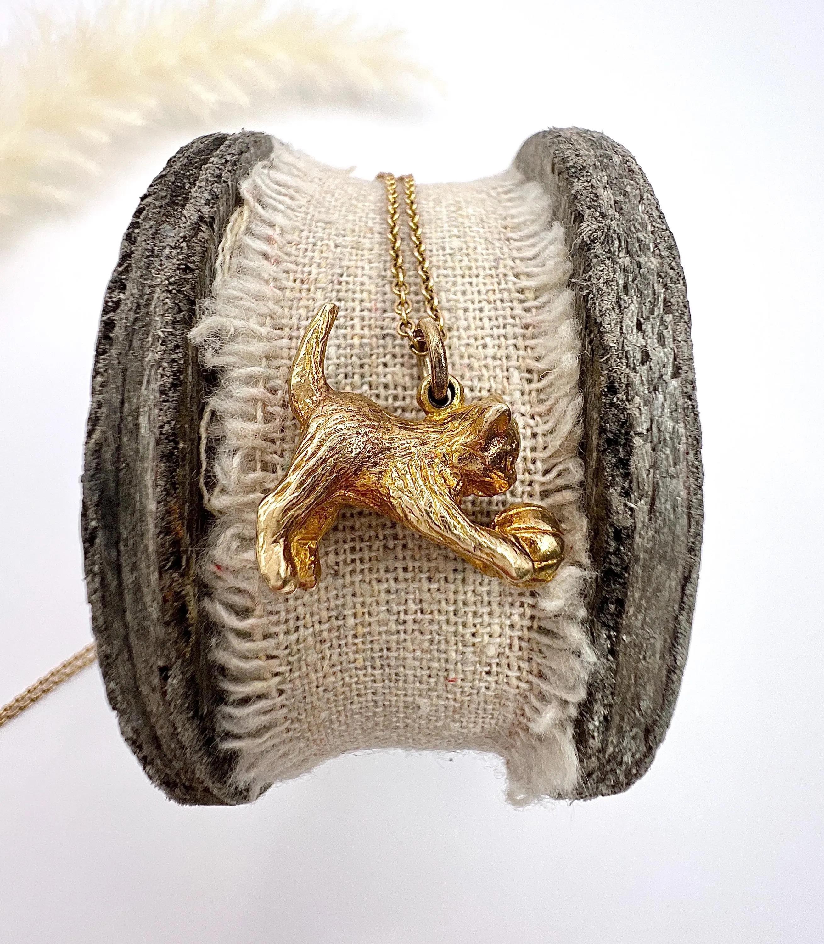 9ct Gold Katze / Kätzchen & Ball Anhänger / Armband Charme Hallmarked Birmingham 1969 im Angebot 6