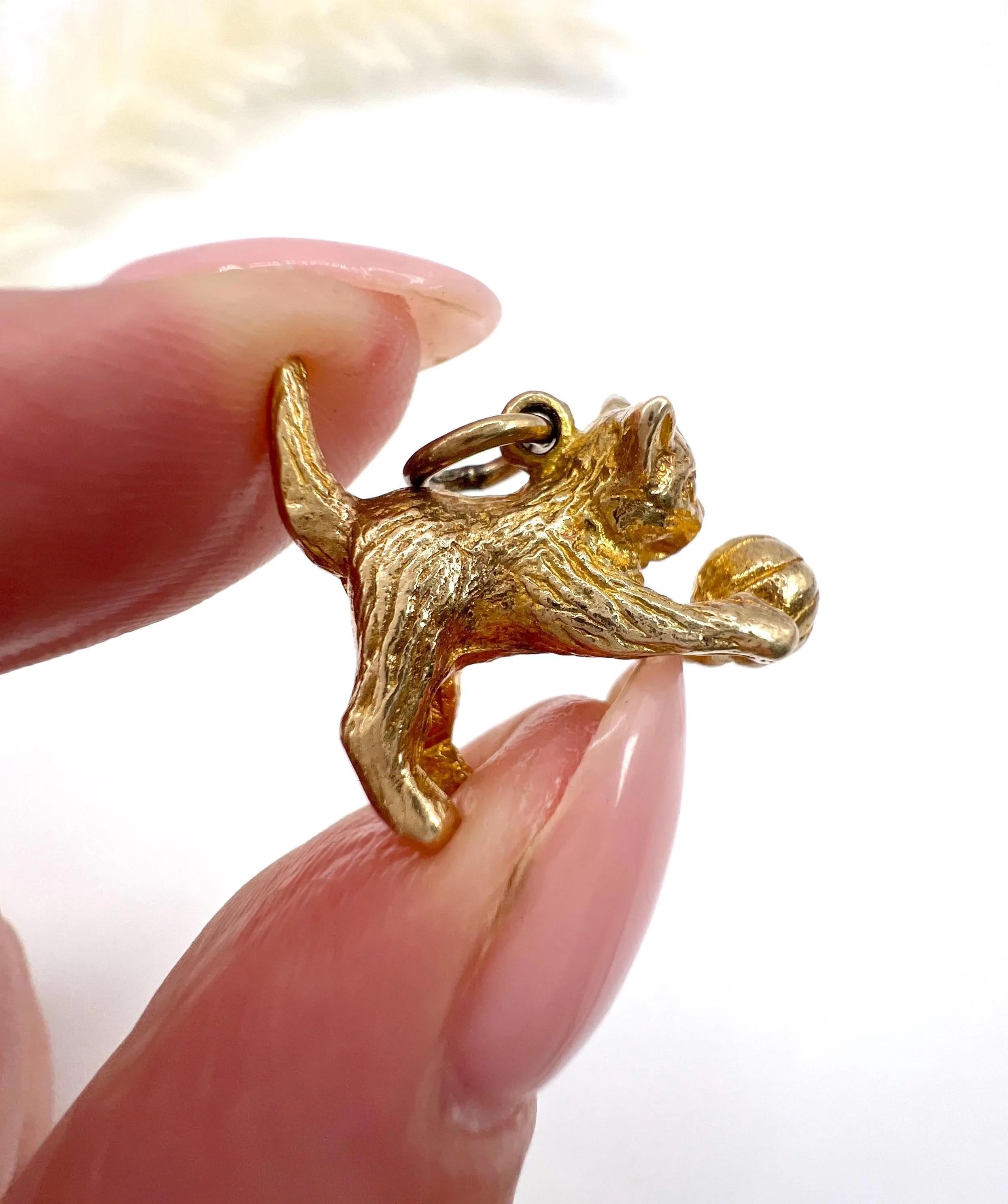 Vintage Cat Anhänger

9ct Gelbgold

Gepunzt London 1969

* DIE KETTE WIRD SEPARAT VERKAUFT. 

Erfreuen Sie sich an dem skurrilen Charme unseres Anhängers Vintage Kitten aus 9 Karat Gelbgold - ein Muss für jeden Katzenliebhaber oder Liebhaber von