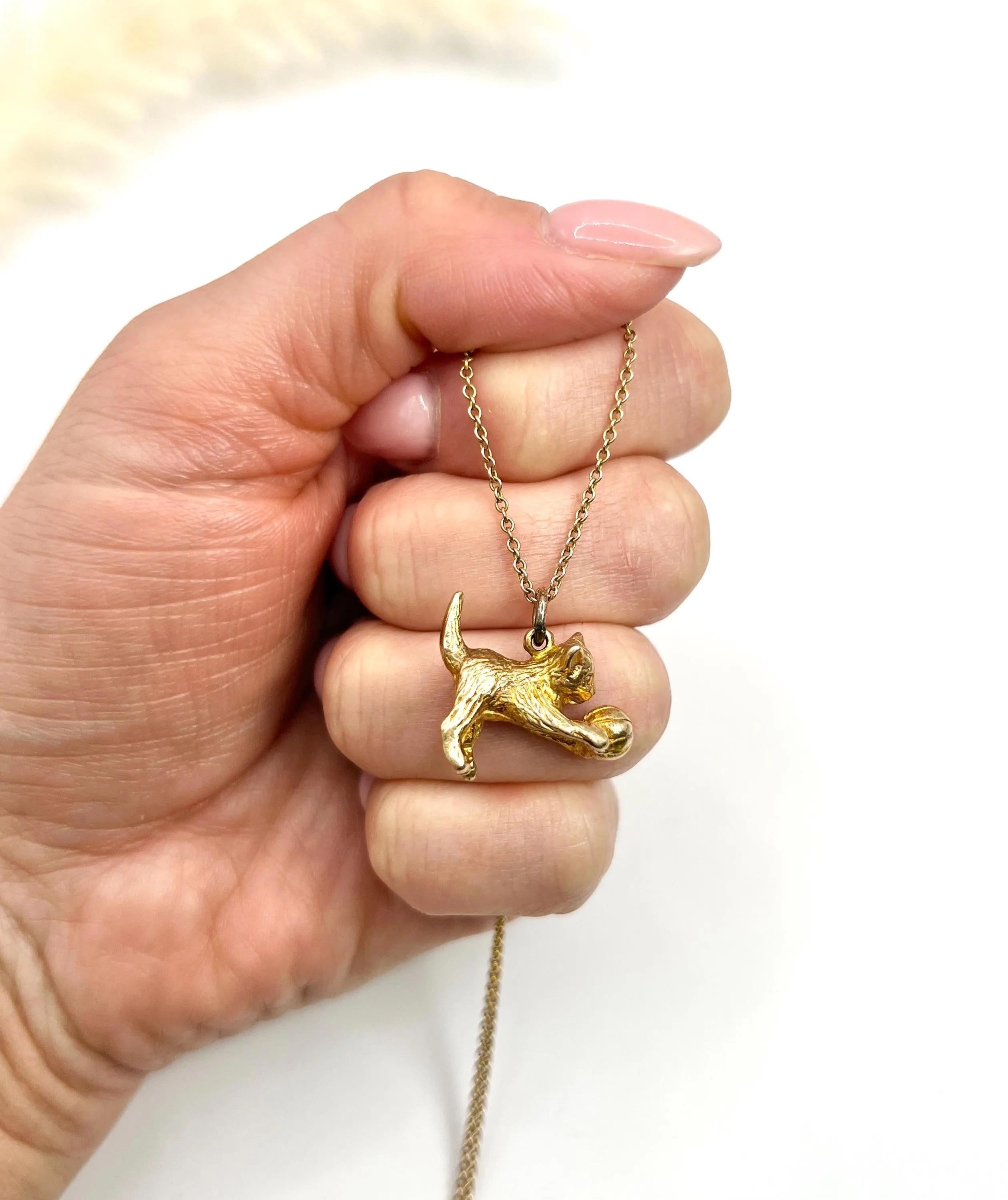 9ct Gold Katze / Kätzchen & Ball Anhänger / Armband Charme Hallmarked Birmingham 1969 im Zustand „Gut“ im Angebot in Brighton, GB